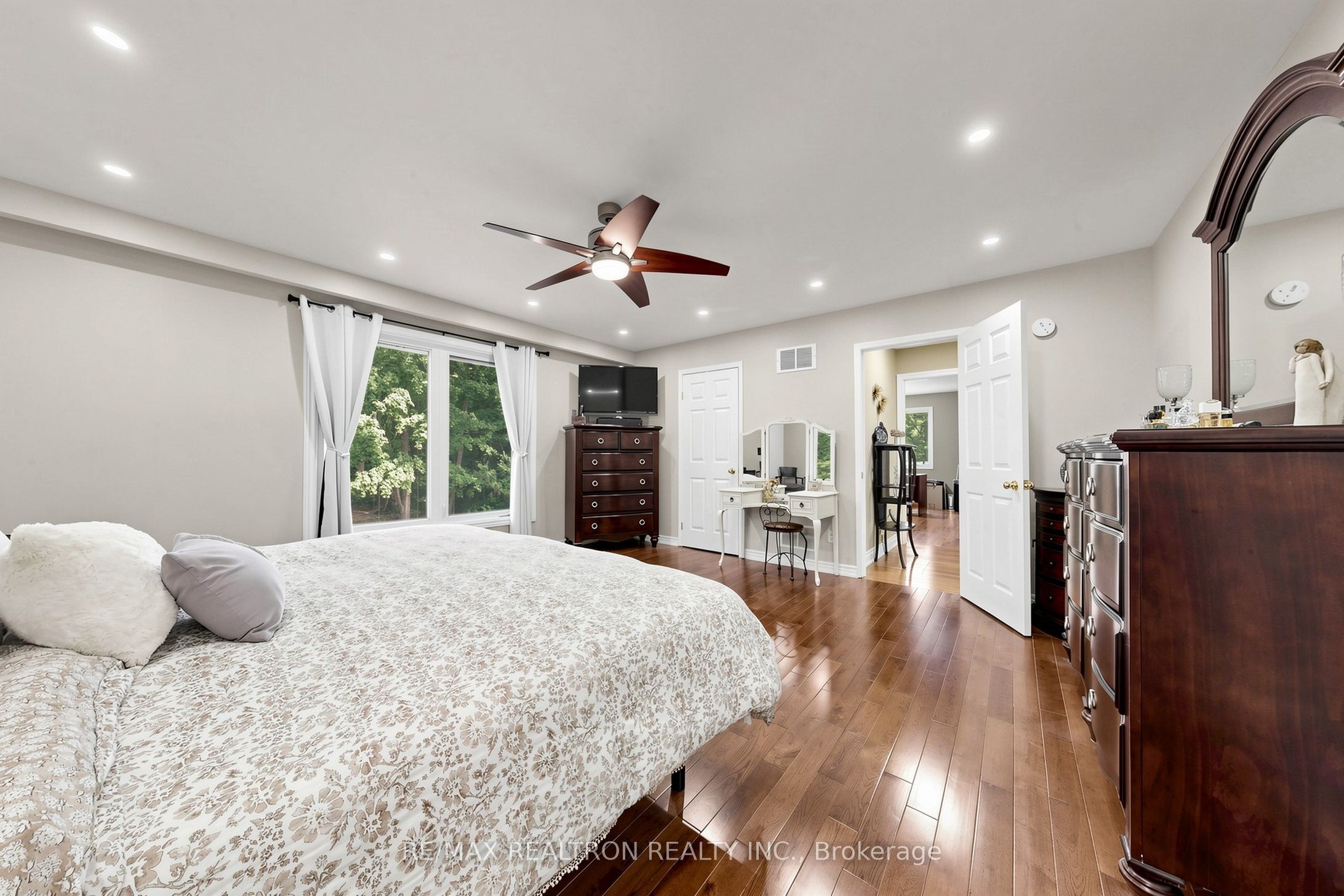 250 Kingscross Drive Property Photo 35