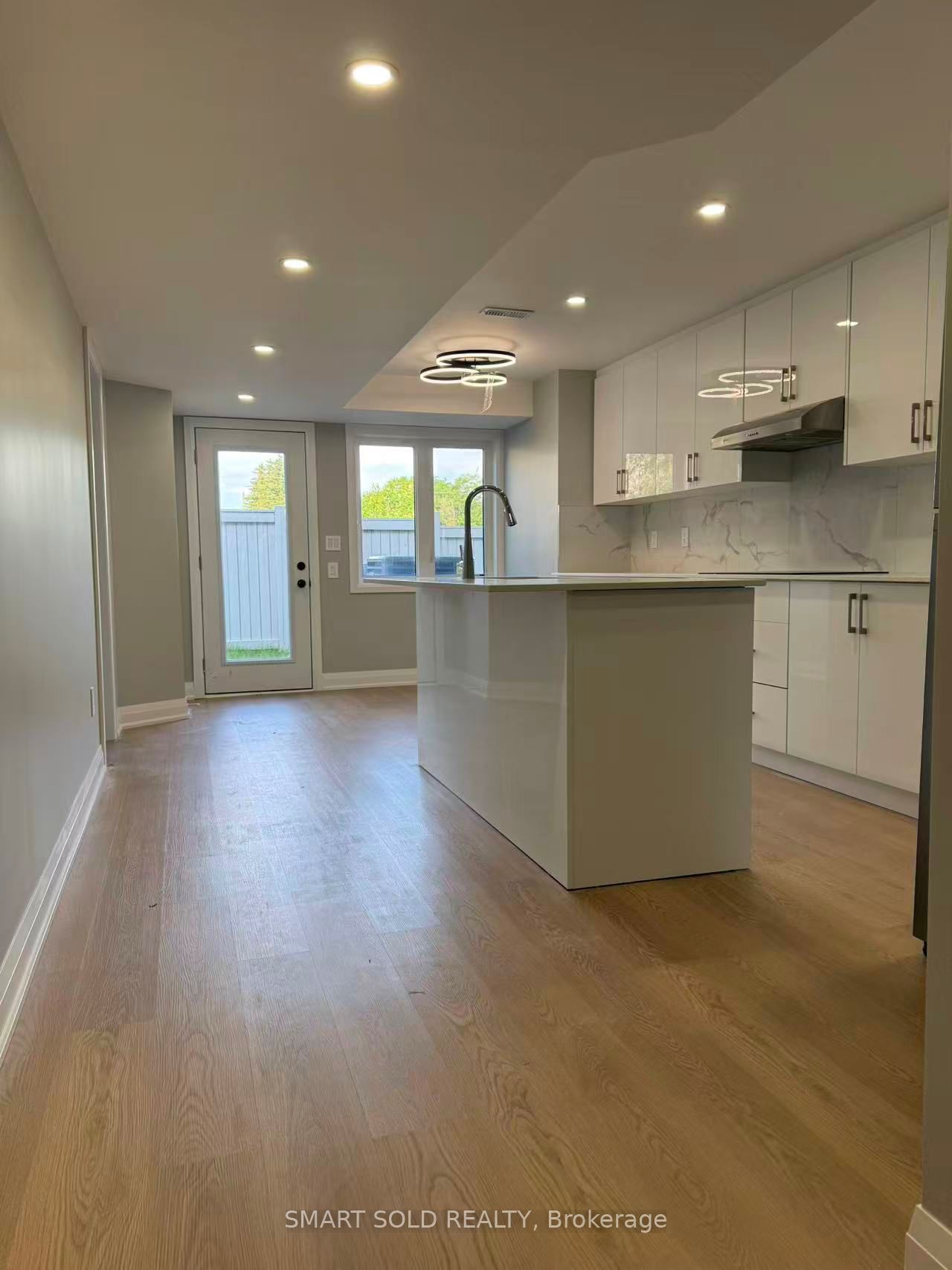 382 Boundary Boulevard Property Photo 2