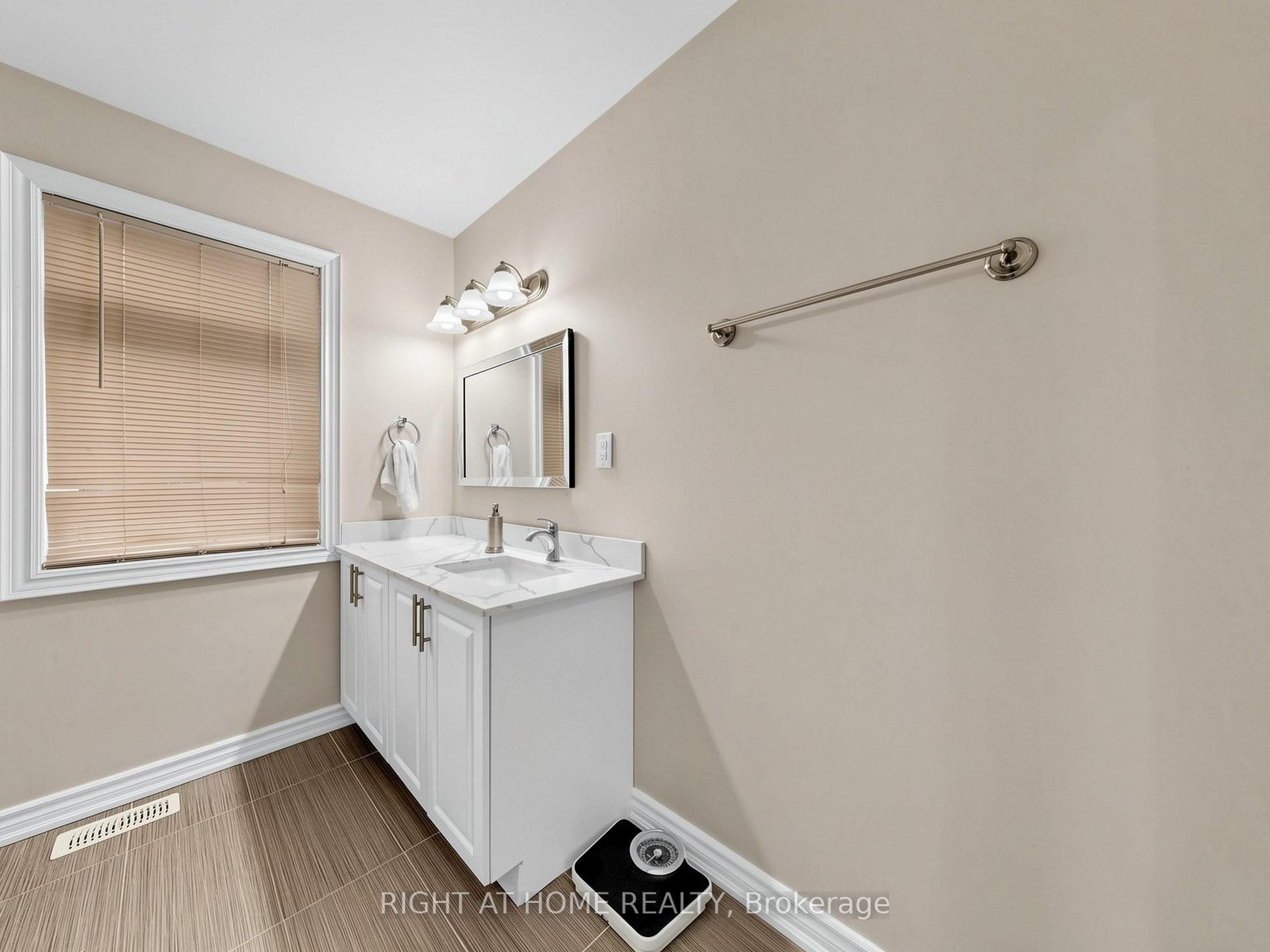 637 Simcoe Street Property Photo 6