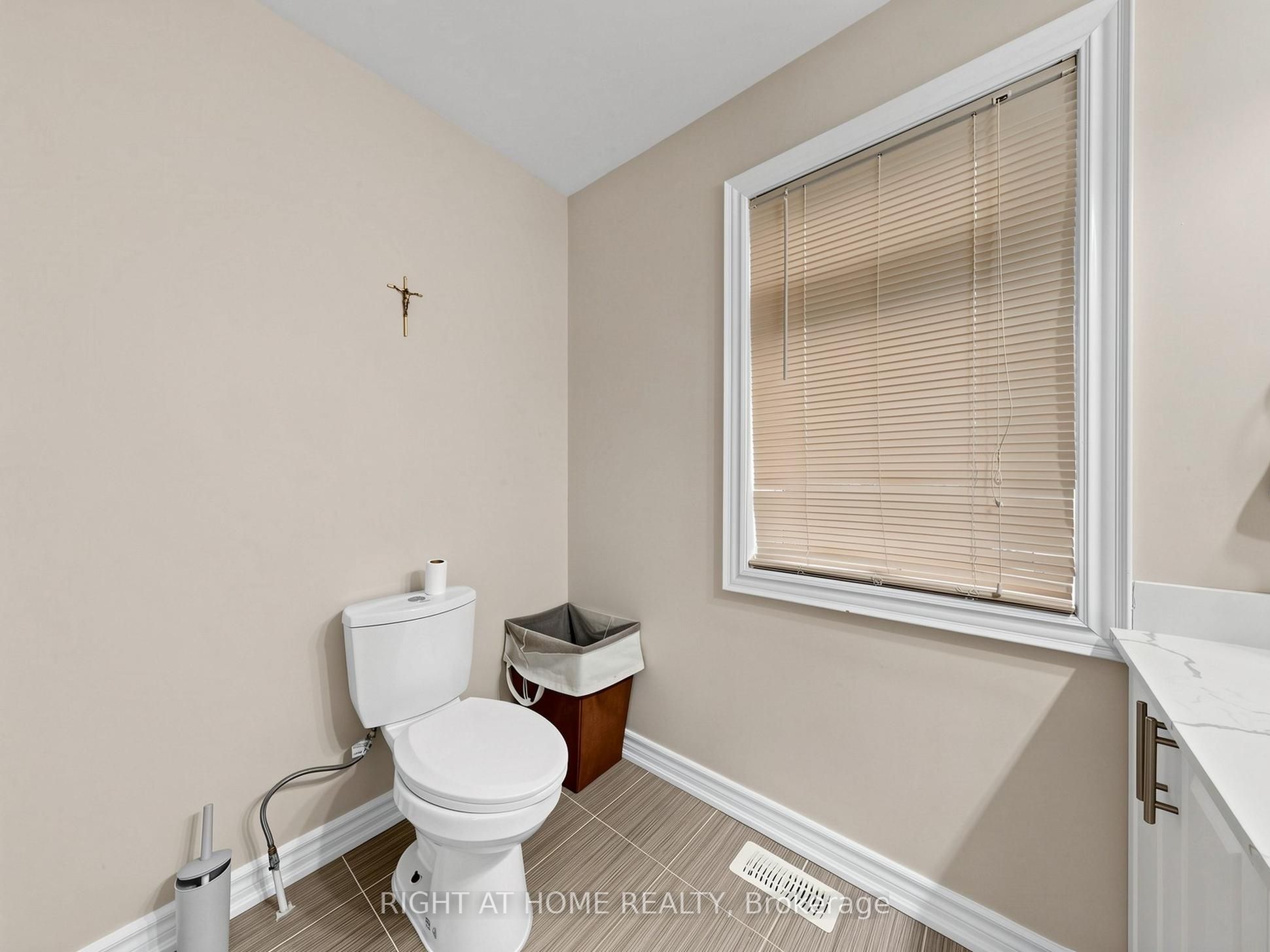 637 Simcoe Street Property Photo 7