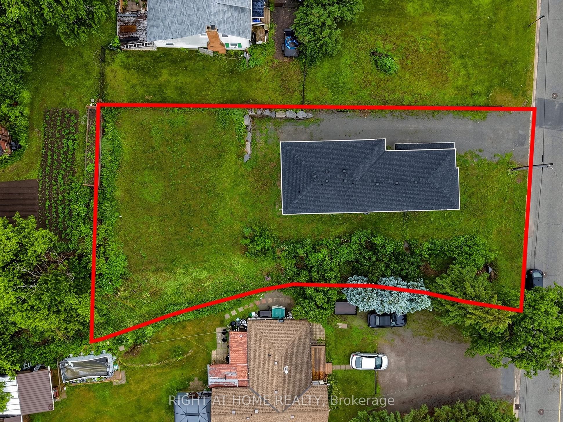 637 Simcoe Street Property Photo 11