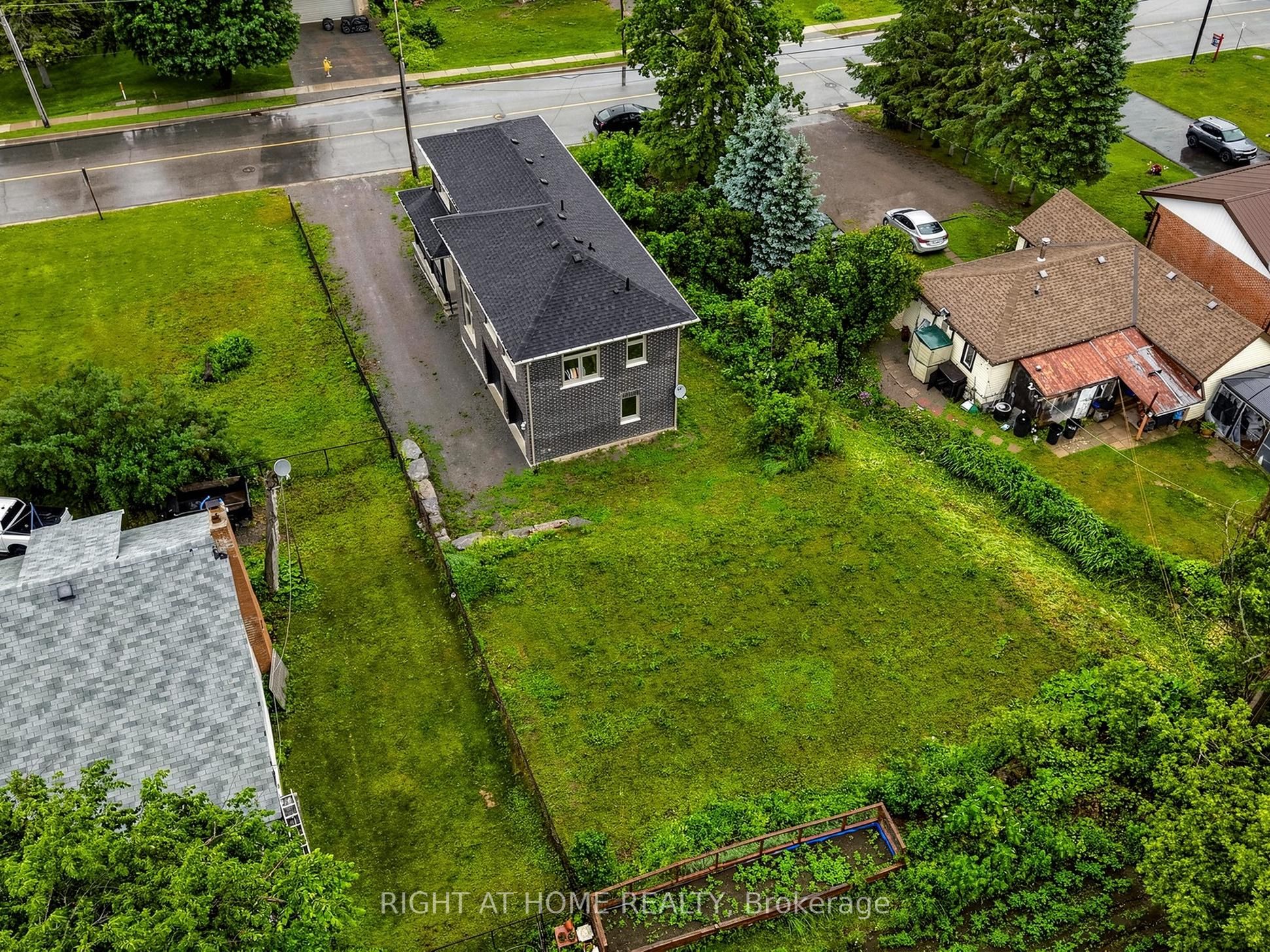 637 Simcoe Street Property Photo 13