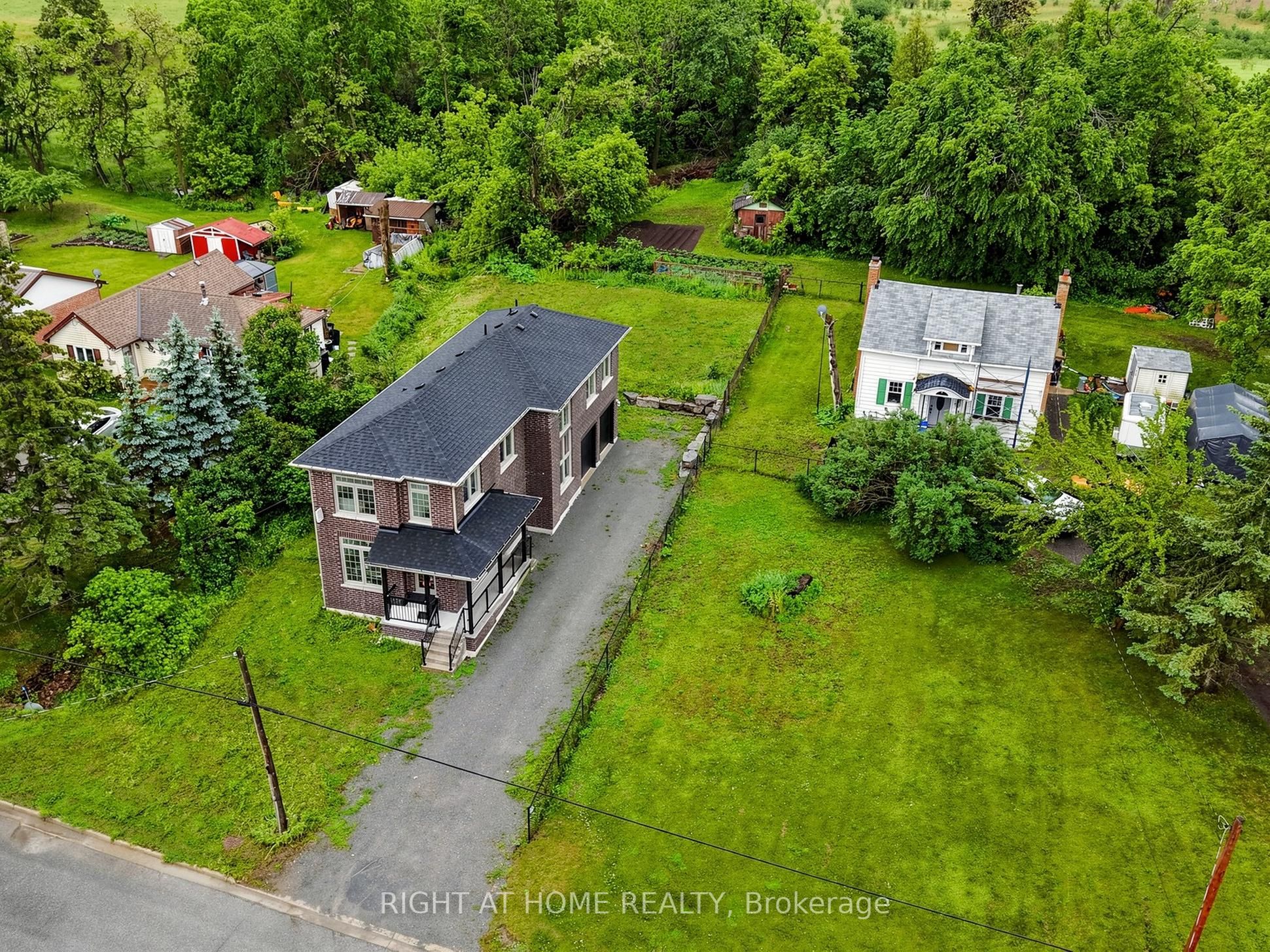 637 Simcoe Street Property Photo 14