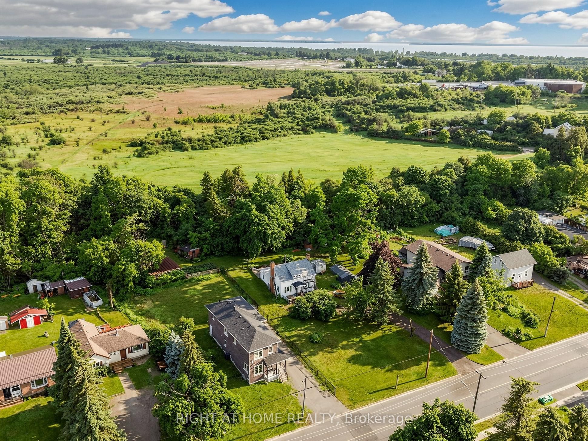 637 Simcoe Street Property Photo 15