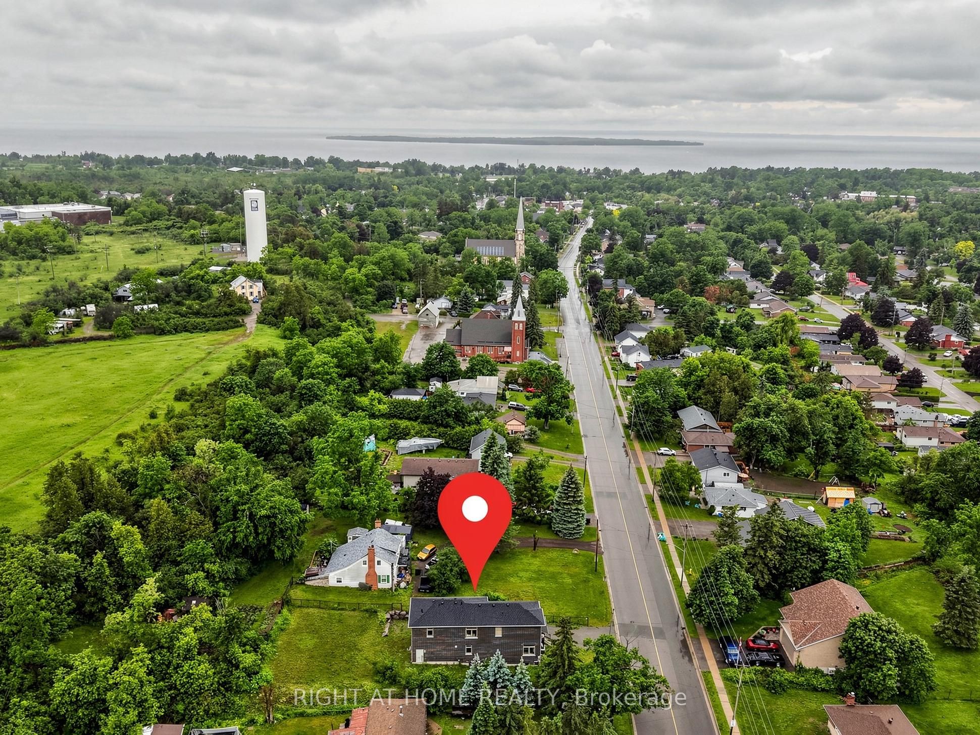 637 Simcoe Street Property Photo 16