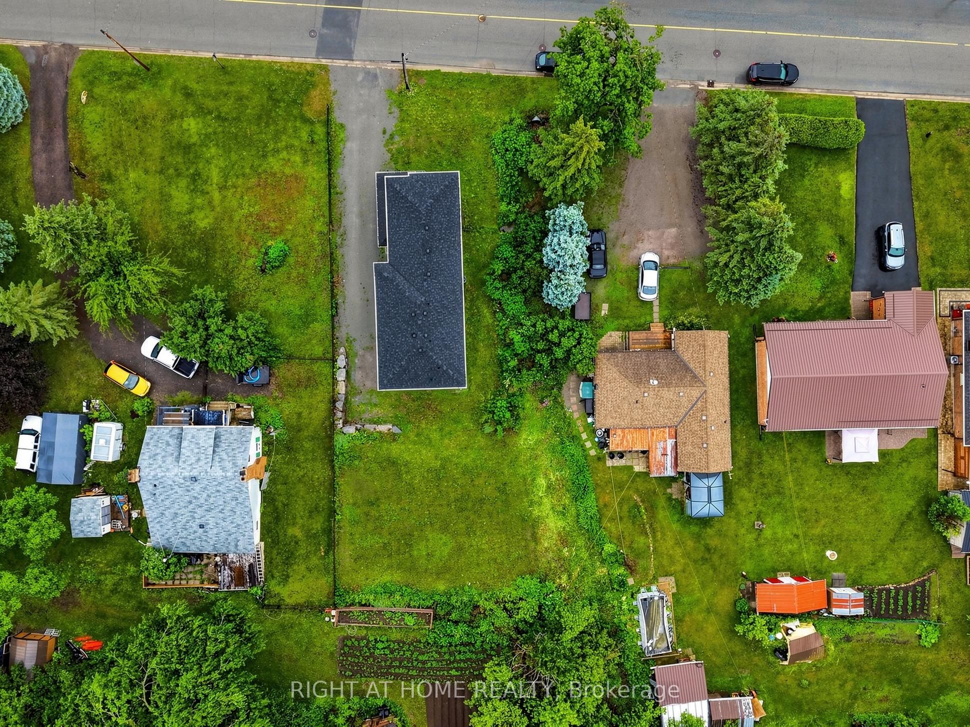 637 Simcoe Street Property Photo 17