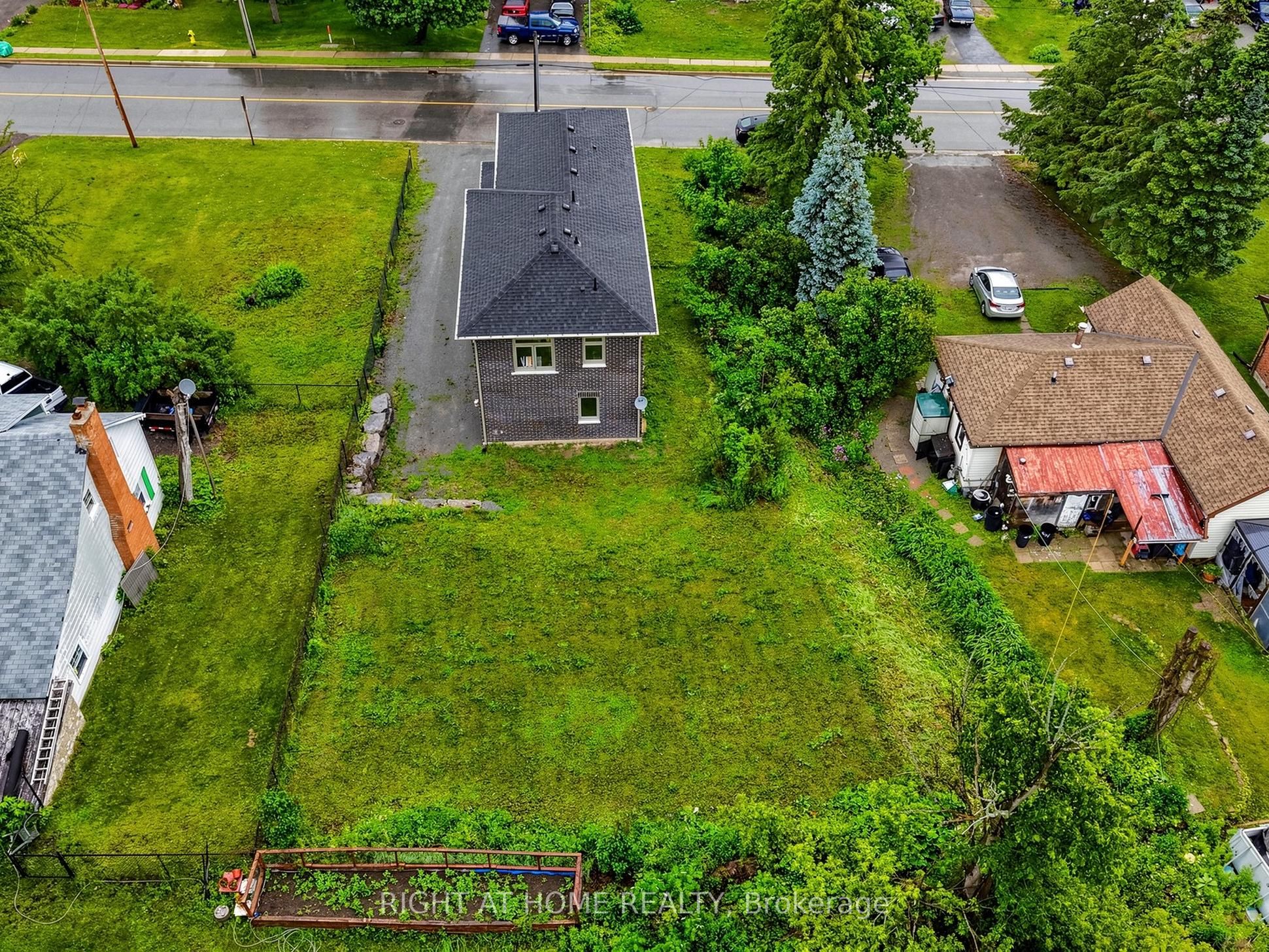 637 Simcoe Street Property Photo 18