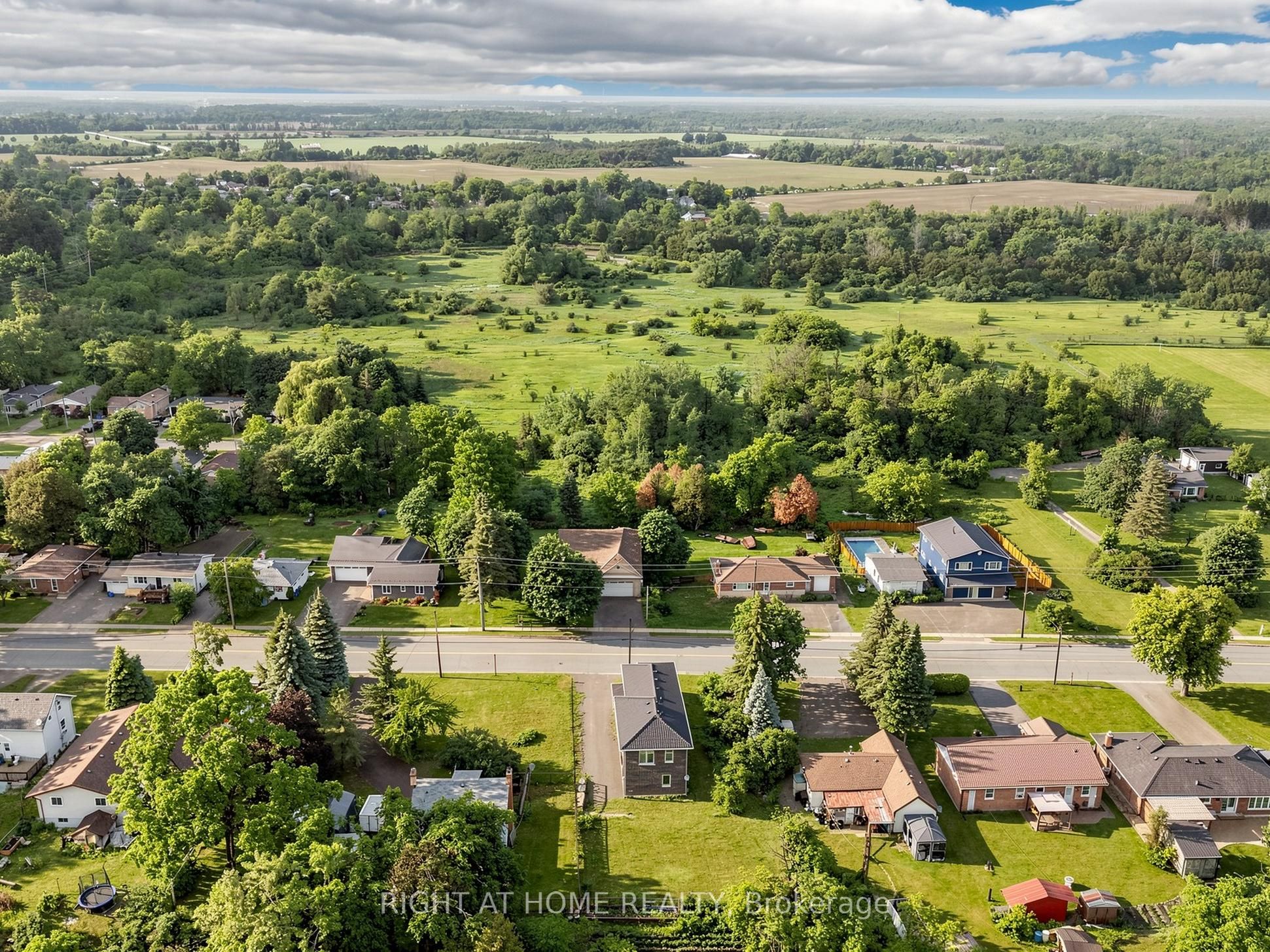 637 Simcoe Street Property Photo 19