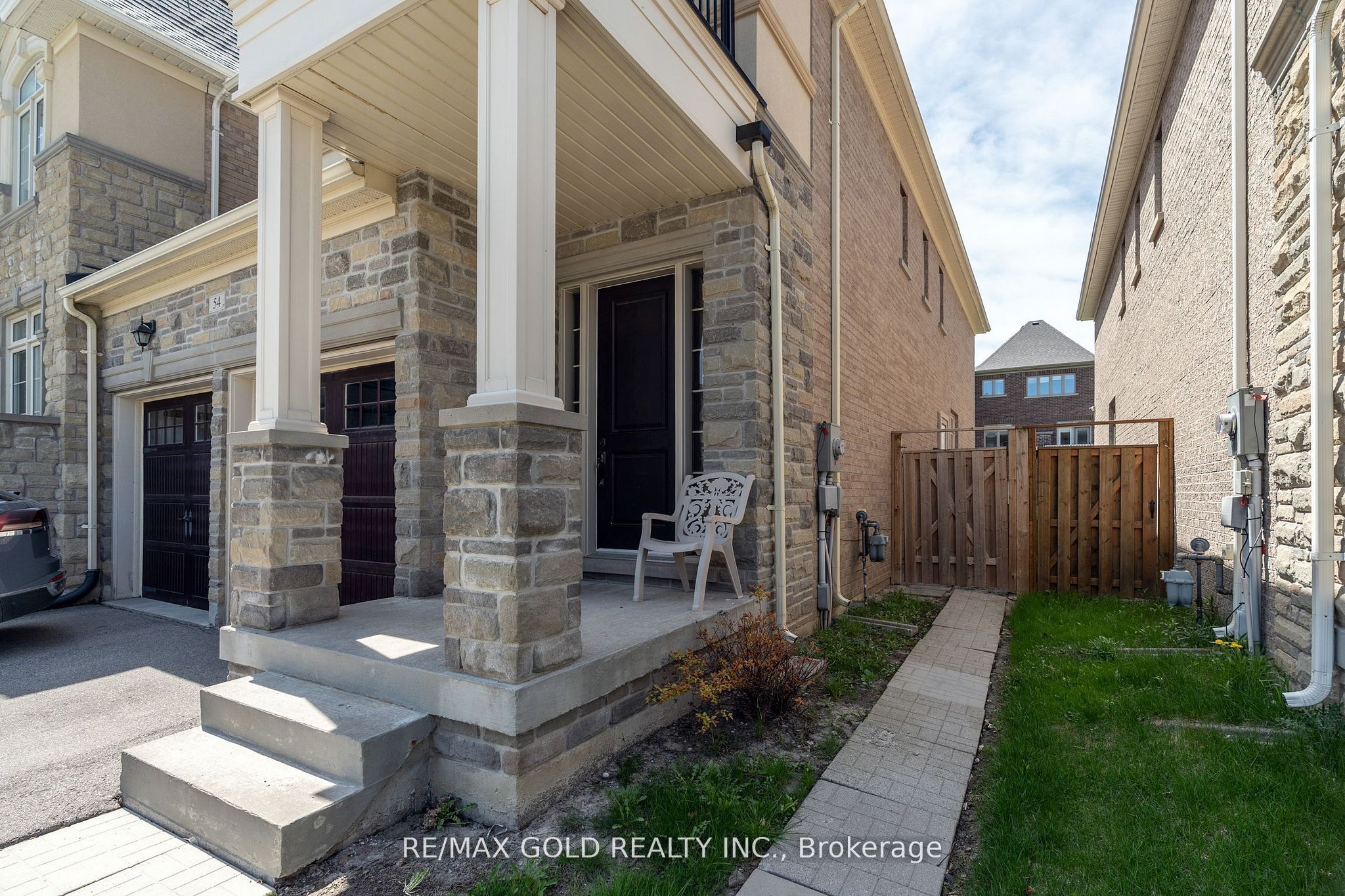 54 Robert Berry Crescent Property Photo 3