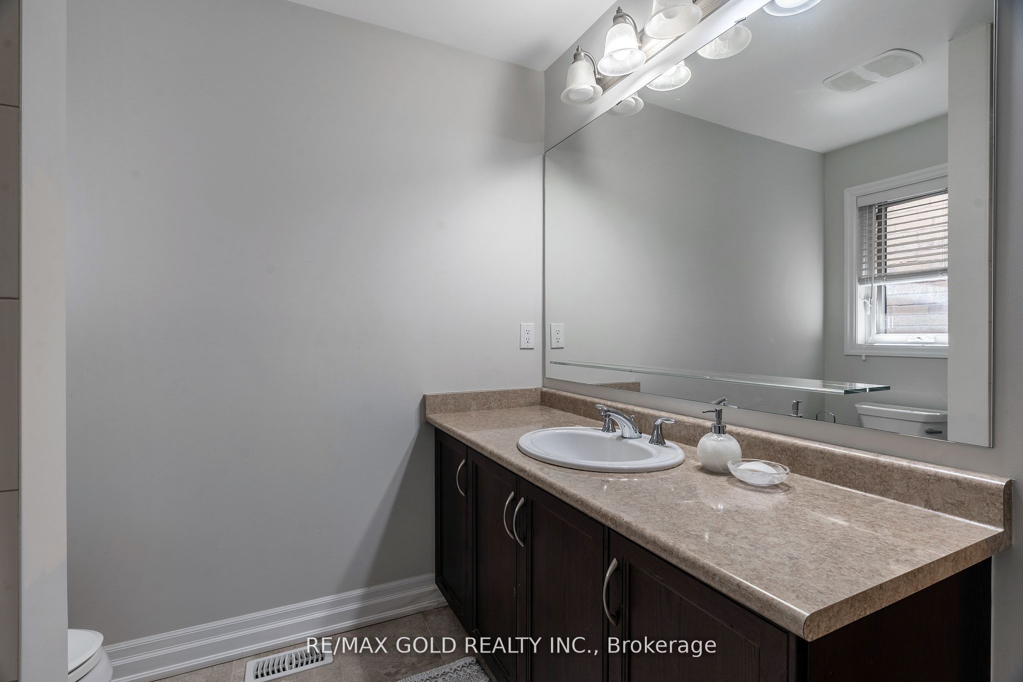 54 Robert Berry Crescent Property Photo 31