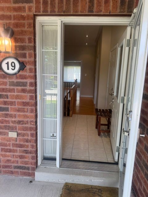 19 Leland Lane E Property Photo 2