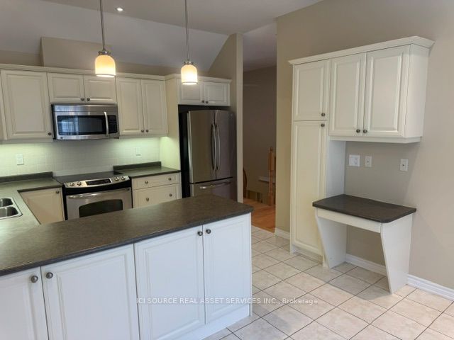 19 Leland Lane E Property Photo 7