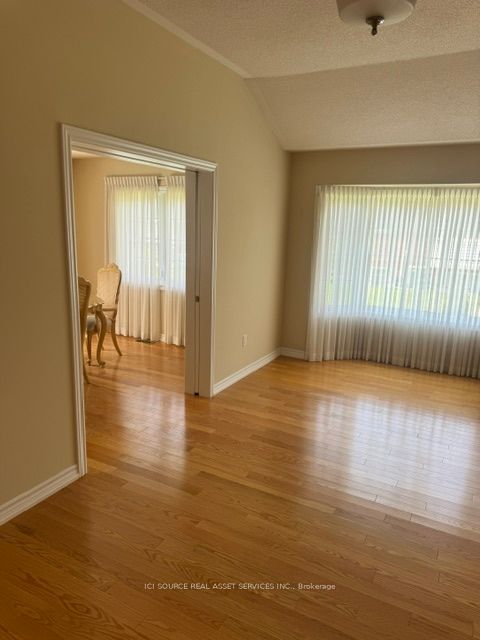19 Leland Lane E Property Photo 10