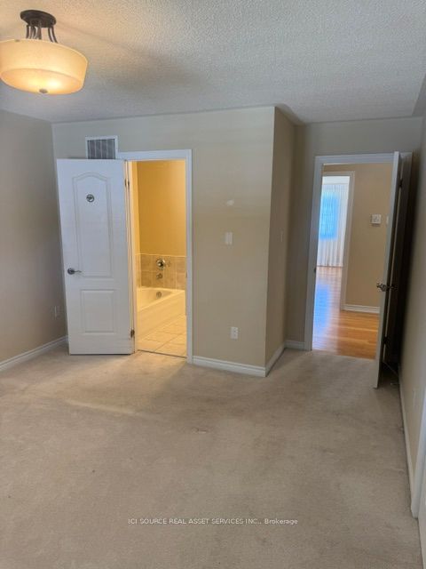 19 Leland Lane E Property Photo 16