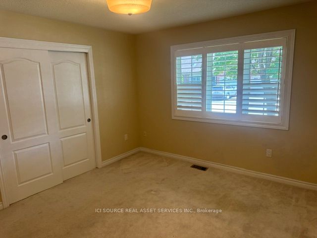 19 Leland Lane E Property Photo 18