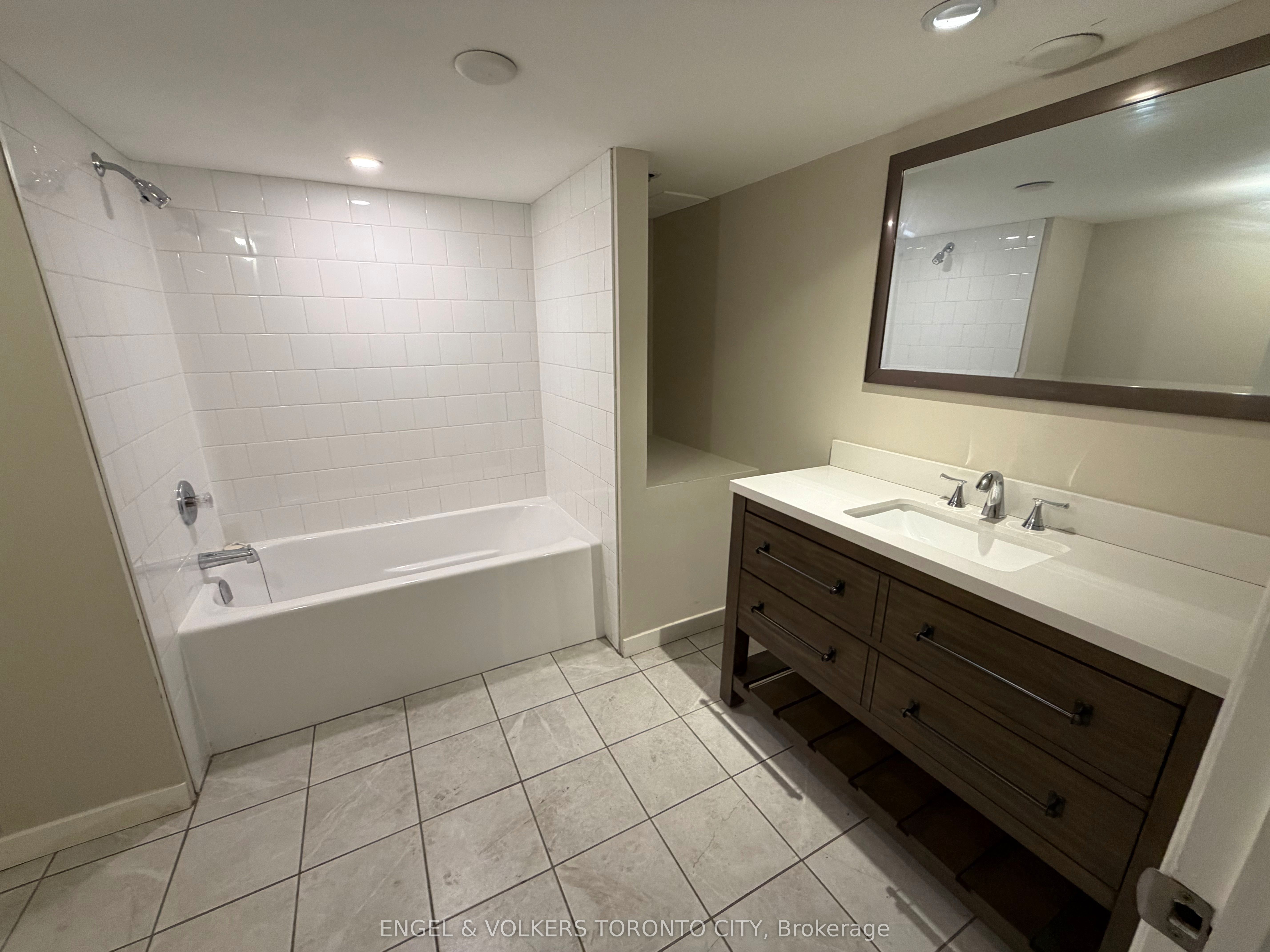 10 Mosley Street 2b Property Photo 8