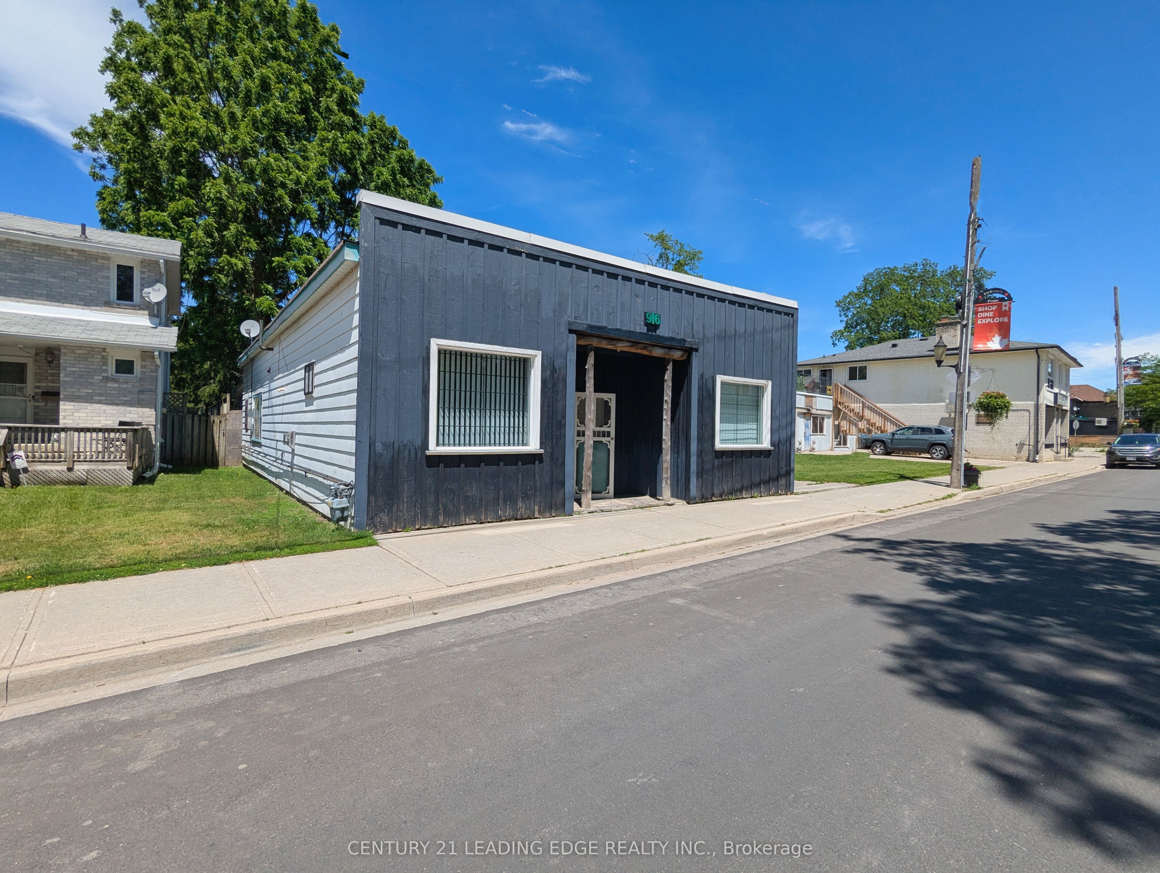 916 Lake Drive E Property Photo 2