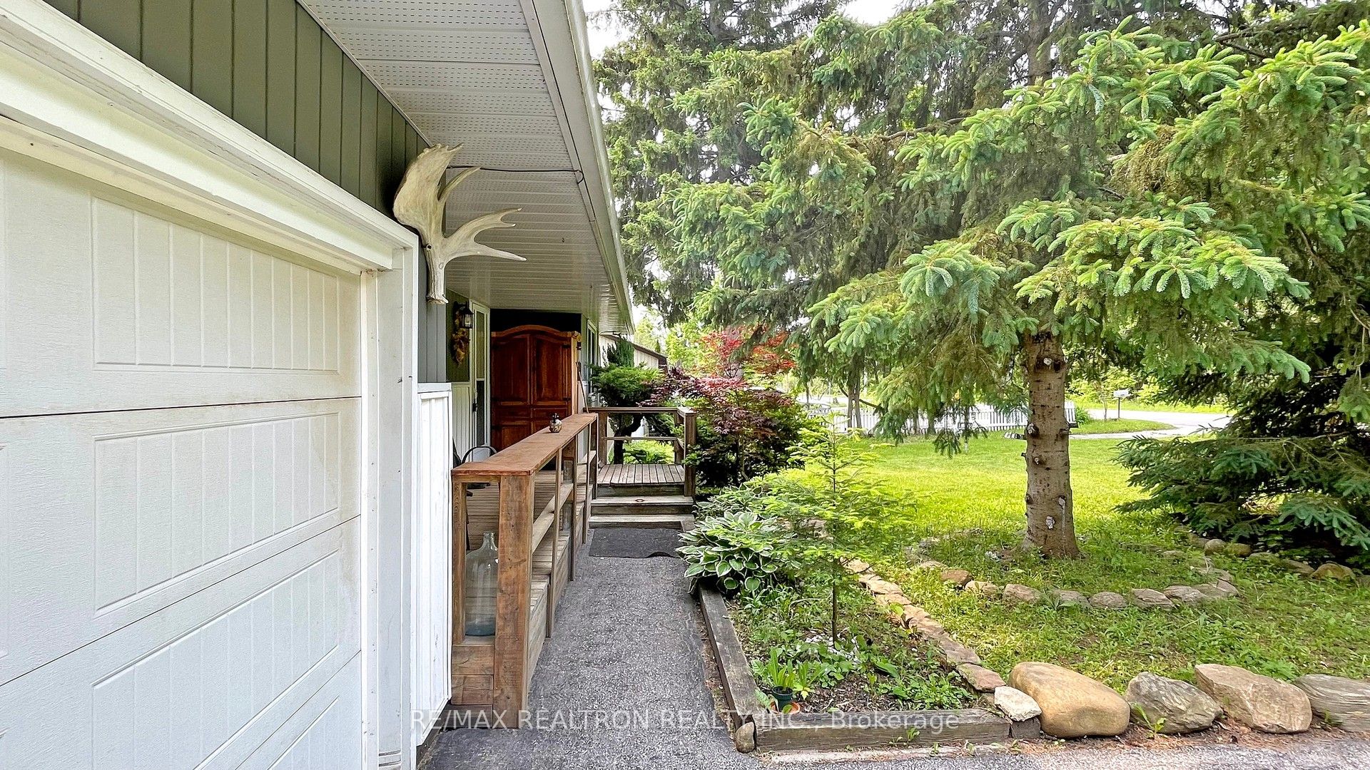 2807 25th Side Road Property Photo 2