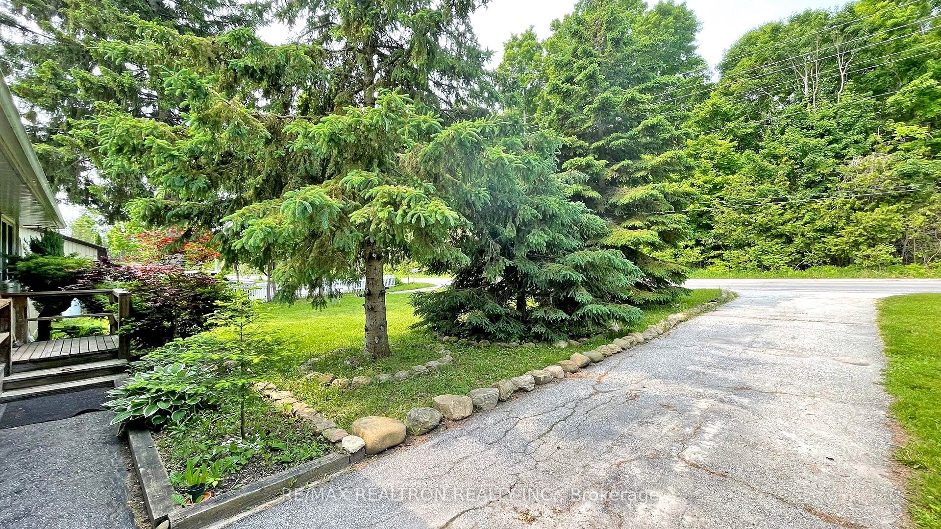 2807 25th Side Road Property Photo 4