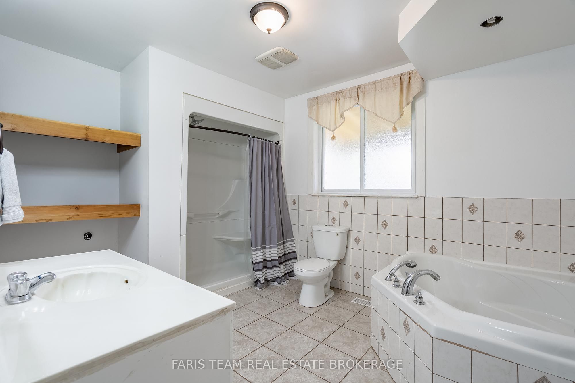 1221 10th Line Property Photo 14