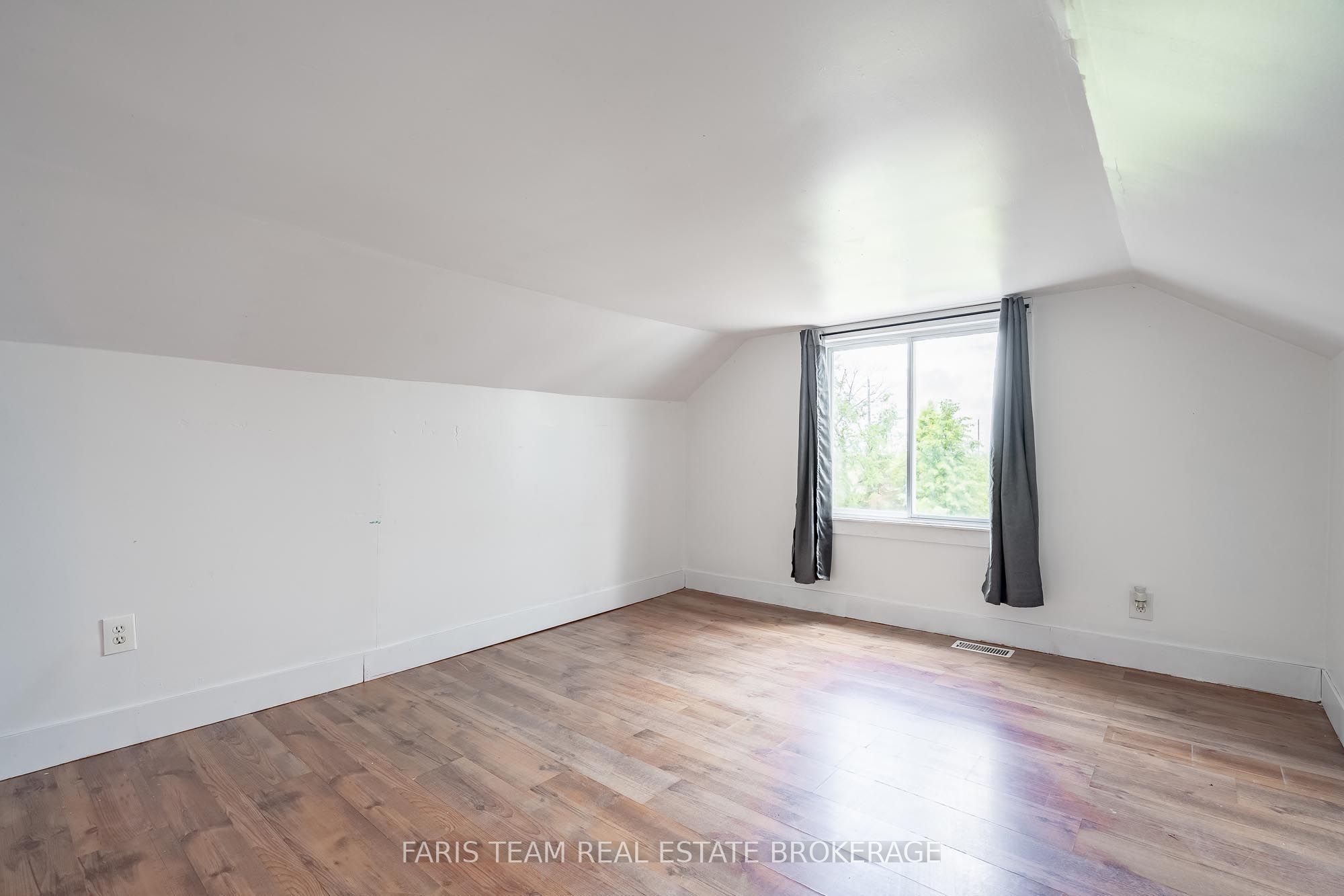 1221 10th Line Property Photo 17