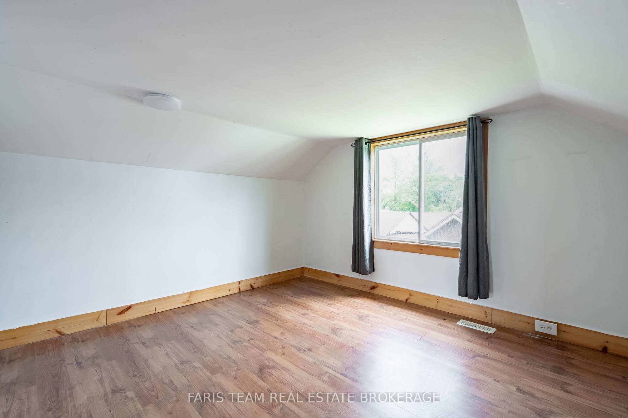 1221 10th Line Property Photo 19