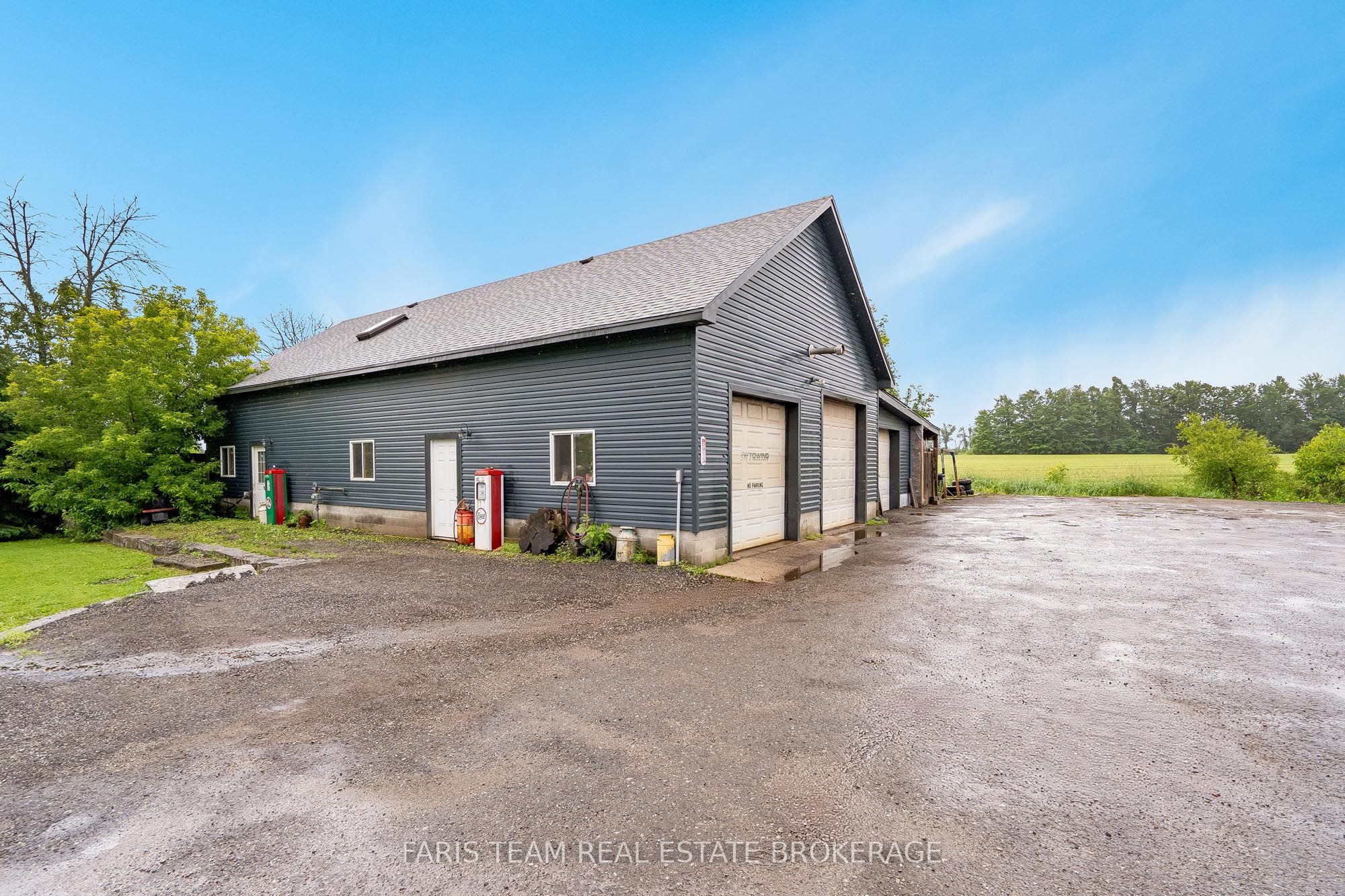 1221 10th Line Property Photo 27