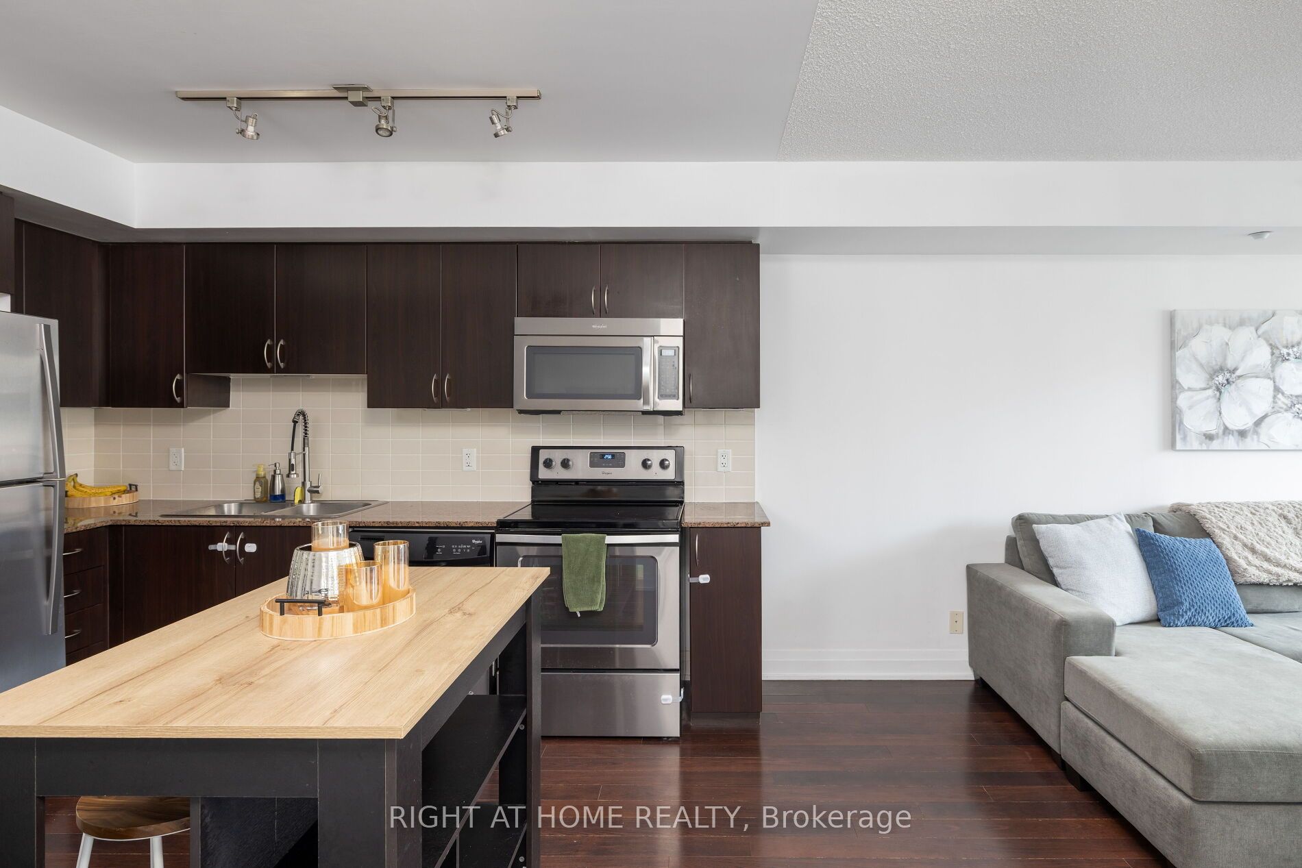 376 Highway 7 E 220 Property Photo 12