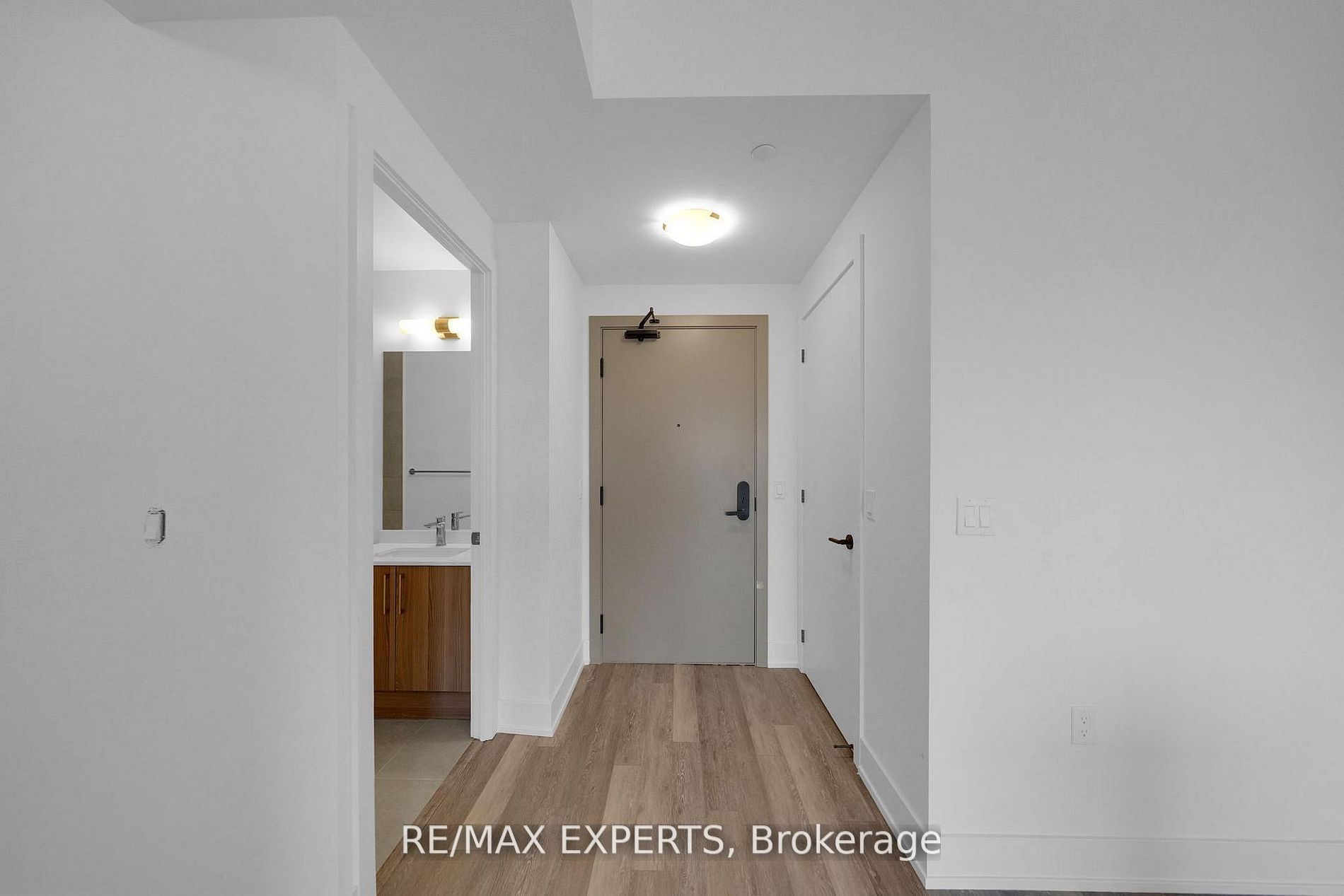 2075 King Road 203 Property Photo 2