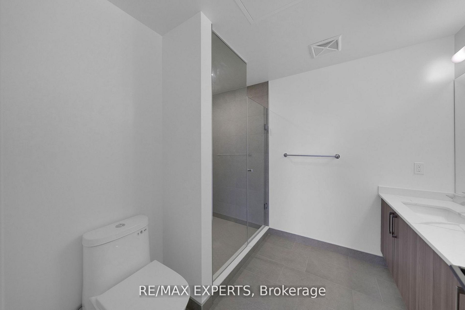 2075 King Road 203 Property Photo 16