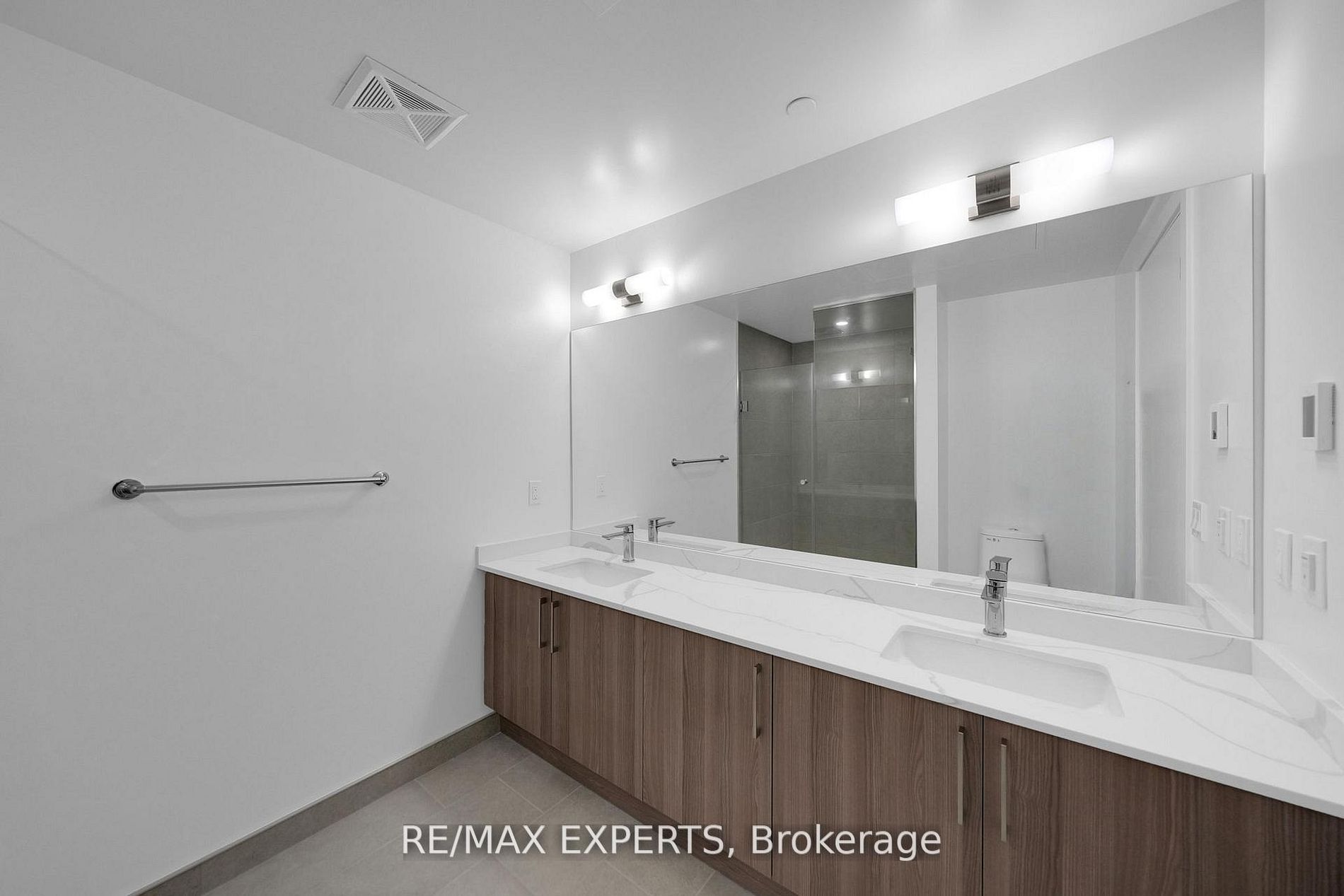 2075 King Road 203 Property Photo 17