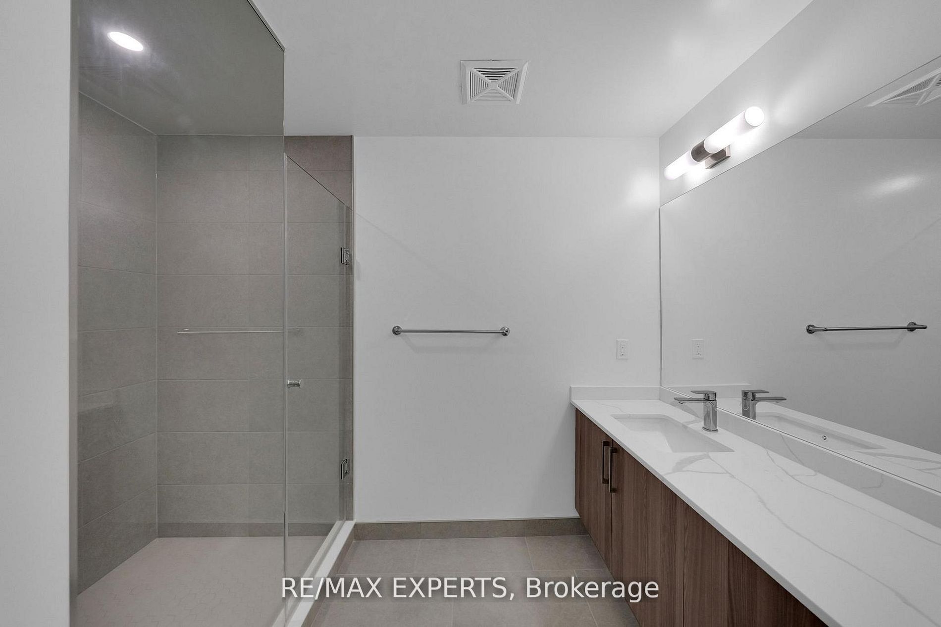 2075 King Road 203 Property Photo 18