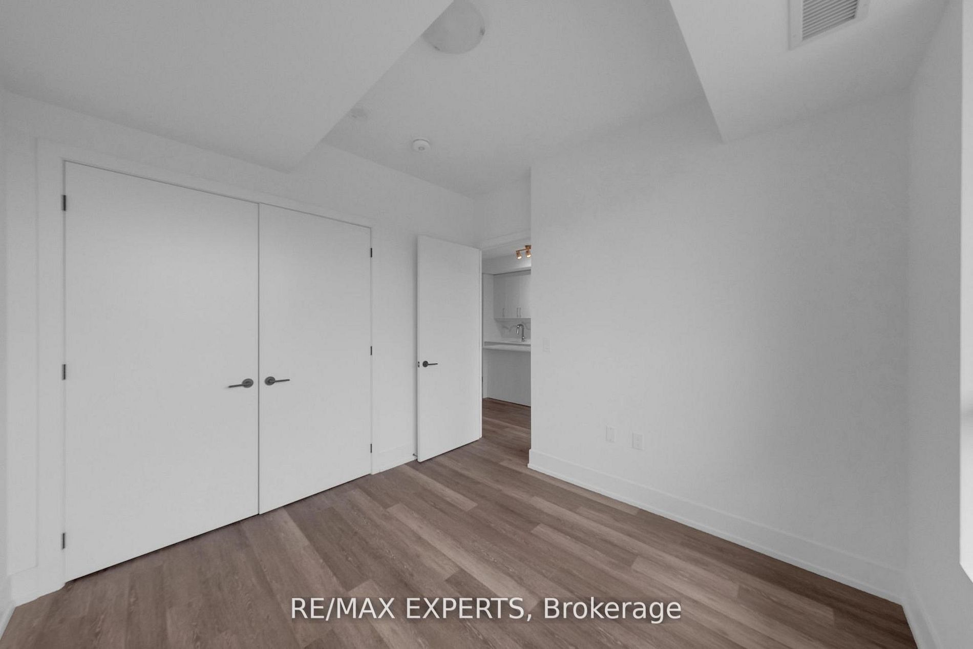 2075 King Road 203 Property Photo 23