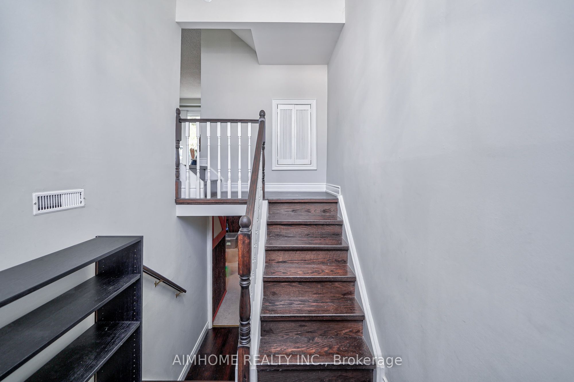1692 John Street Property Photo 6