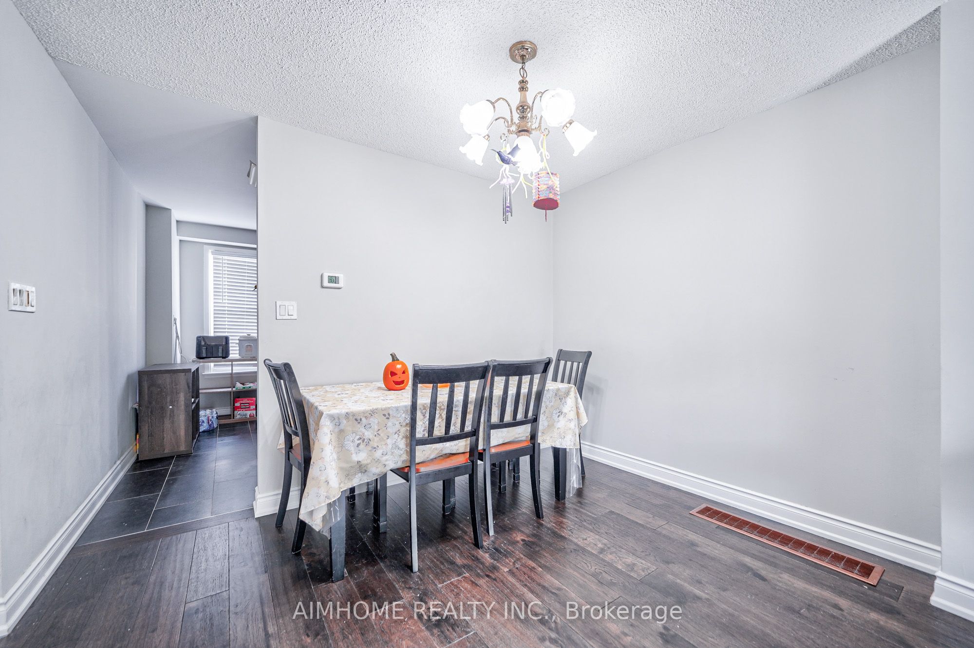 1692 John Street Property Photo 8