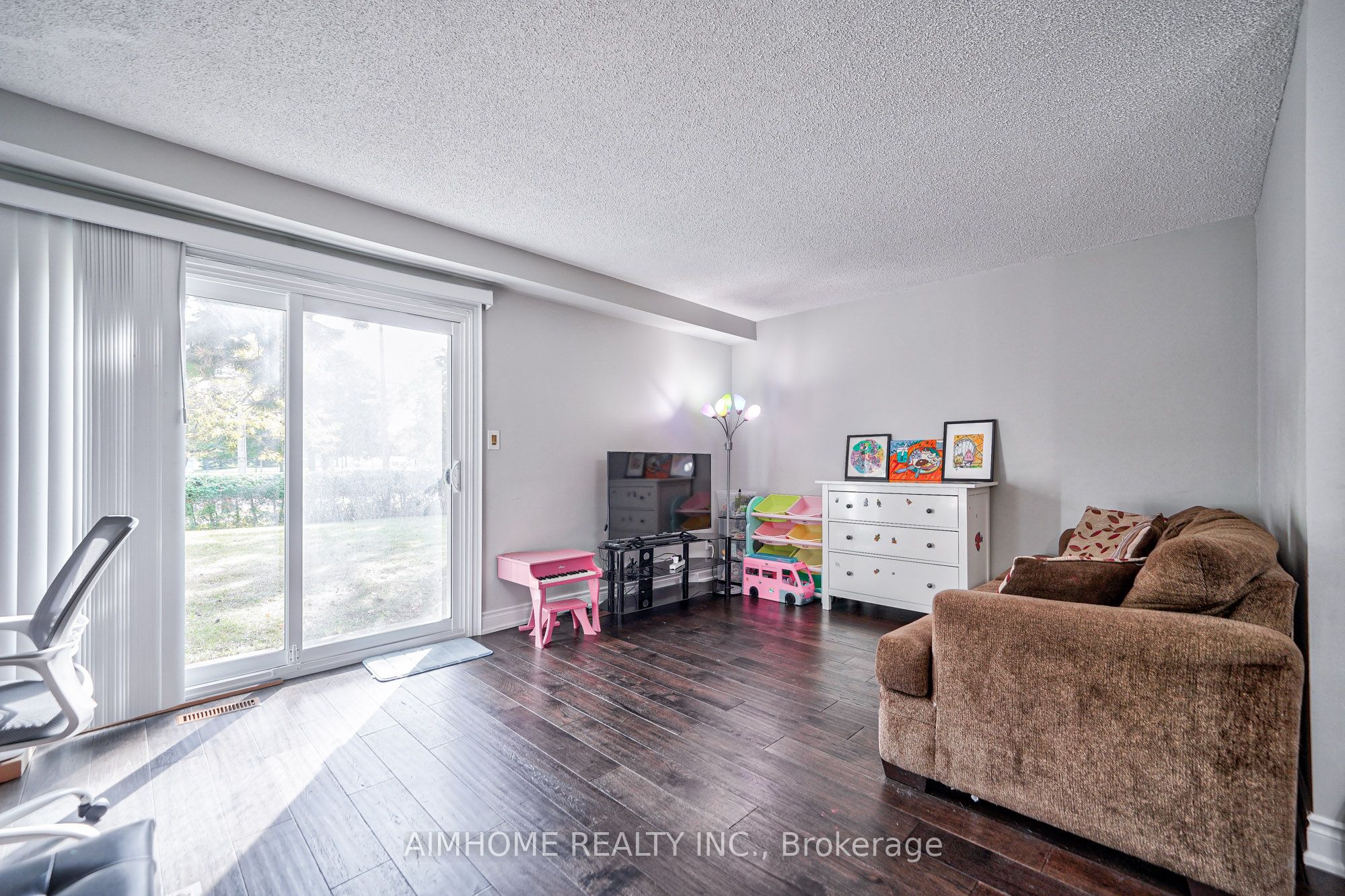 1692 John Street Property Photo 11