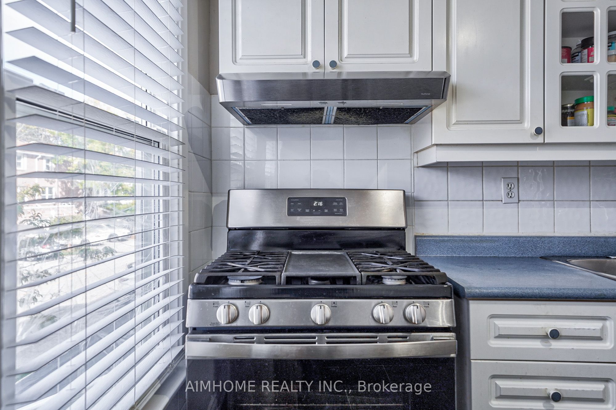 1692 John Street Property Photo 18