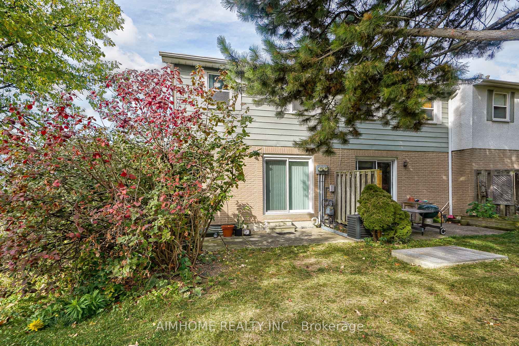 1692 John Street Property Photo 33