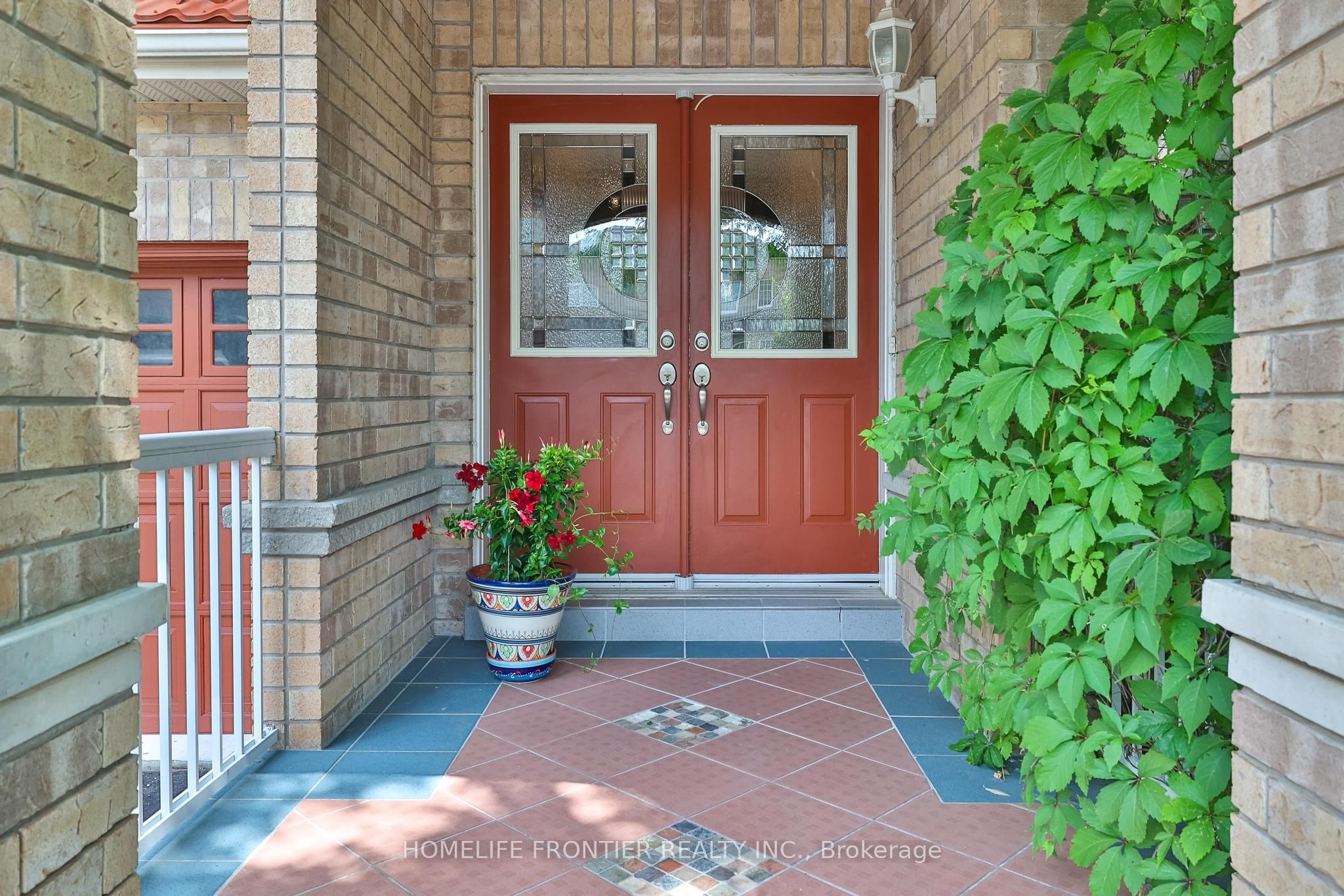 110 Red River Crescent Property Photo 2