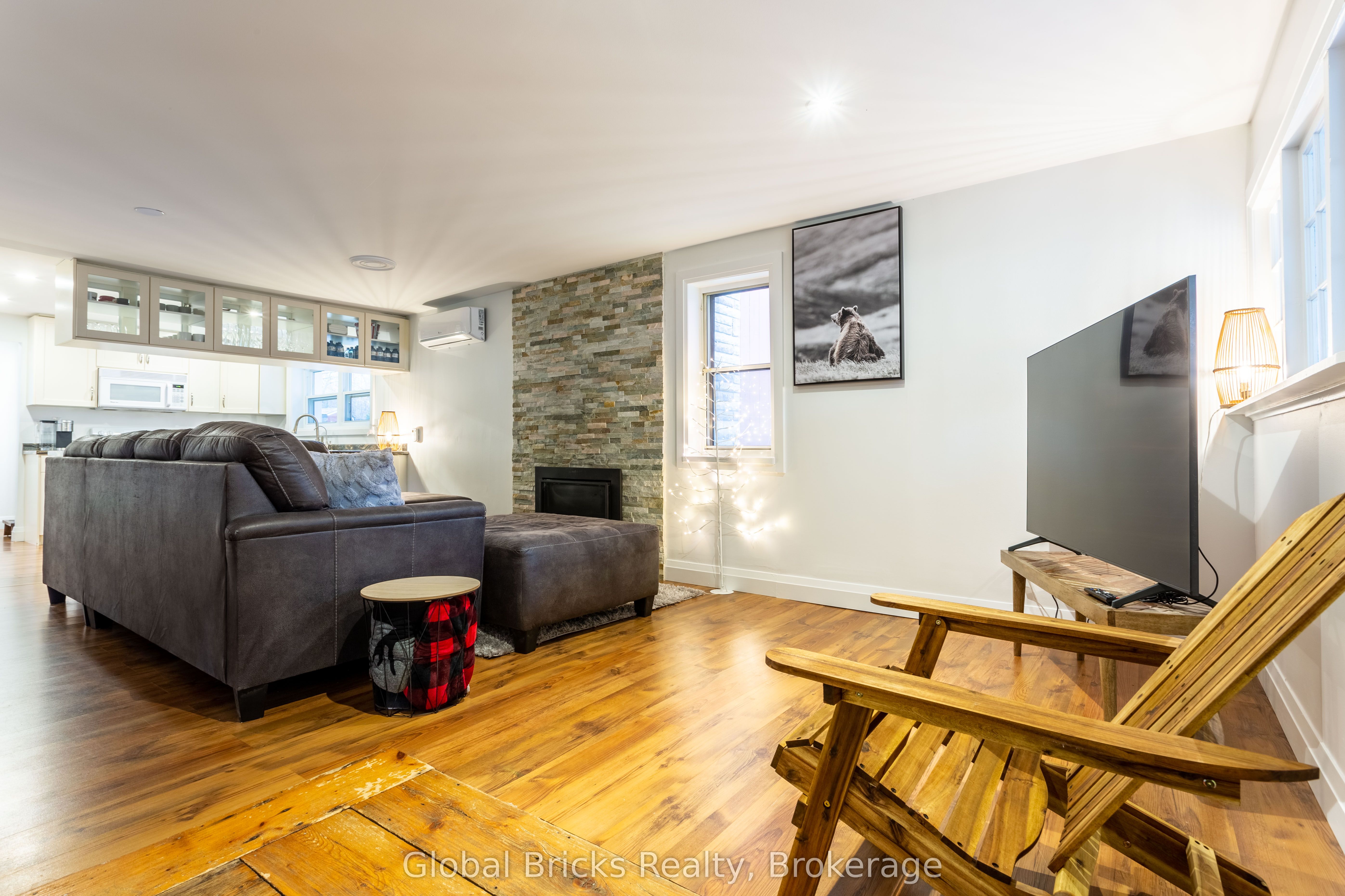 648 10th Line Property Photo 1