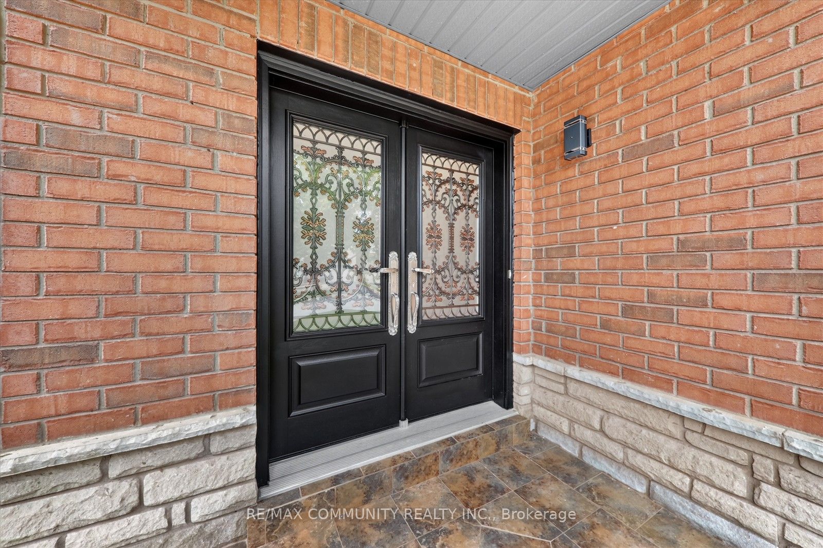 29 River Forest Street W Property Photo 6