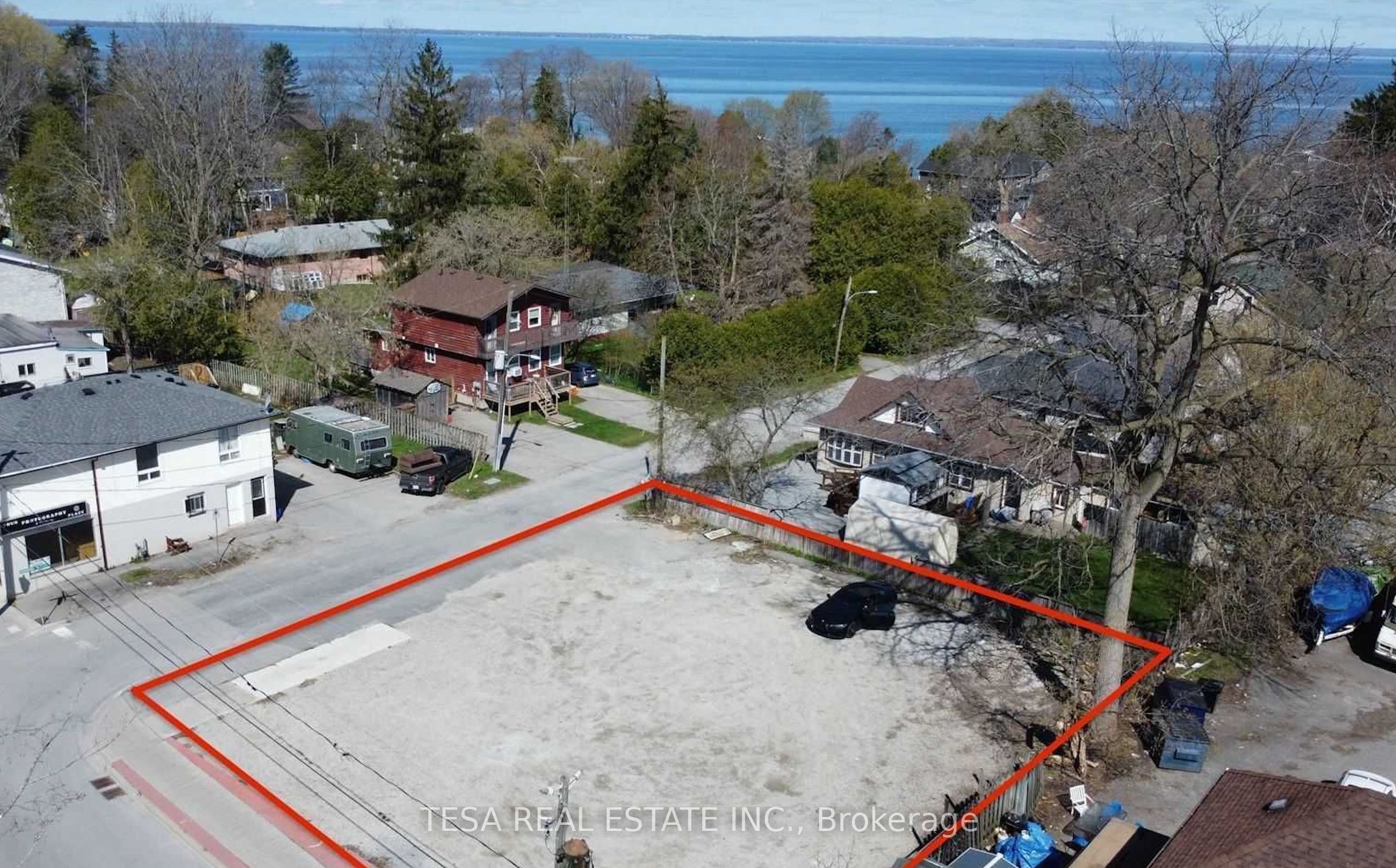 924 & 926 Lake Drive E Property Photo 3