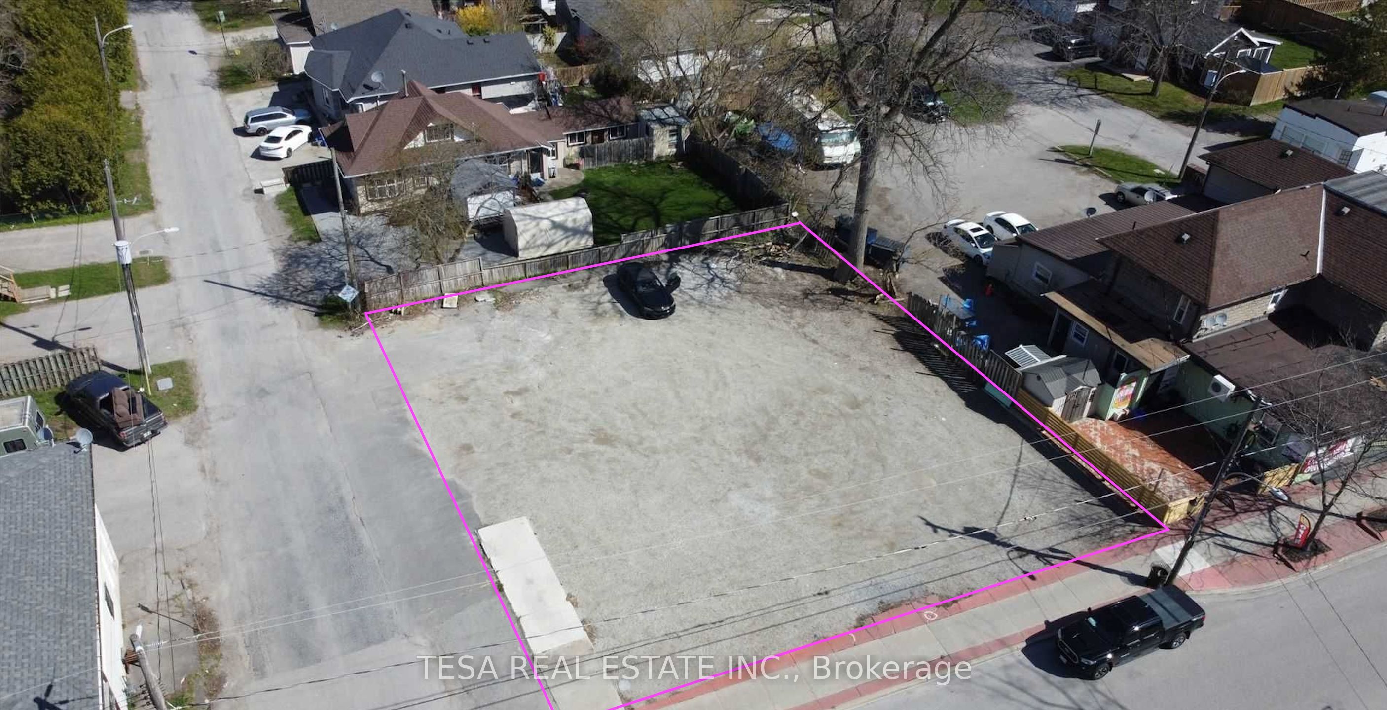 924 & 926 Lake Drive E Property Photo 4