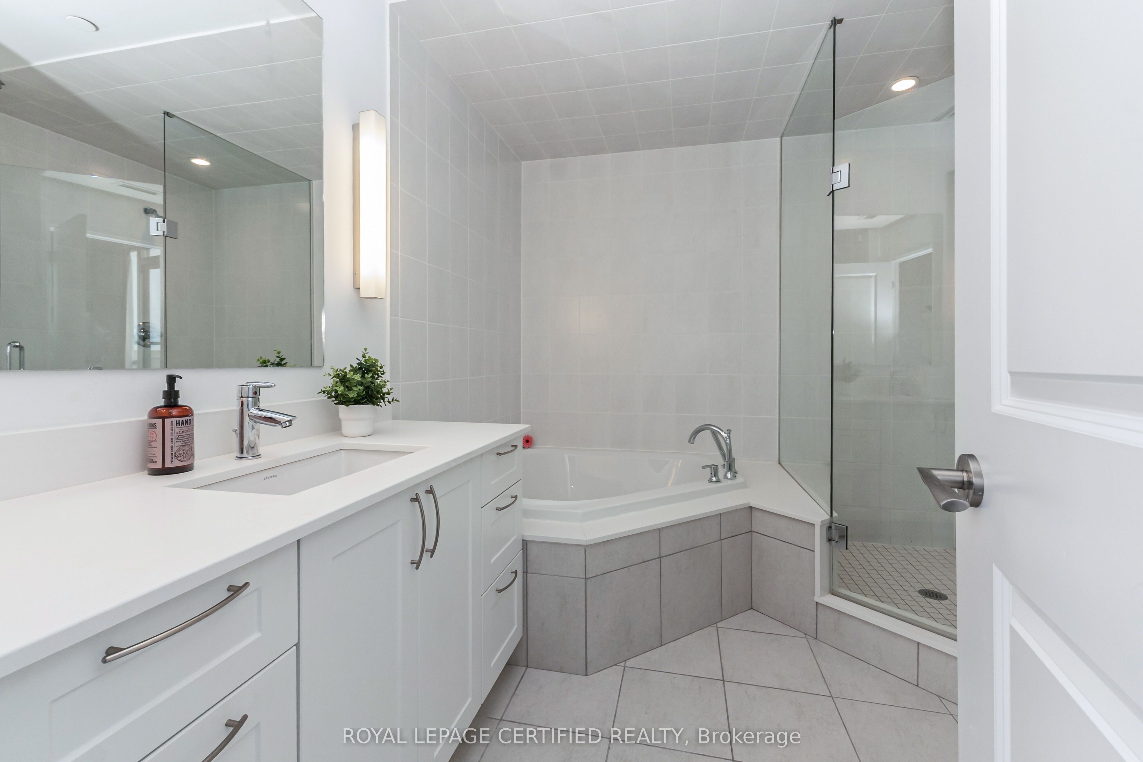 4700 Highway 7 711 Property Photo 14