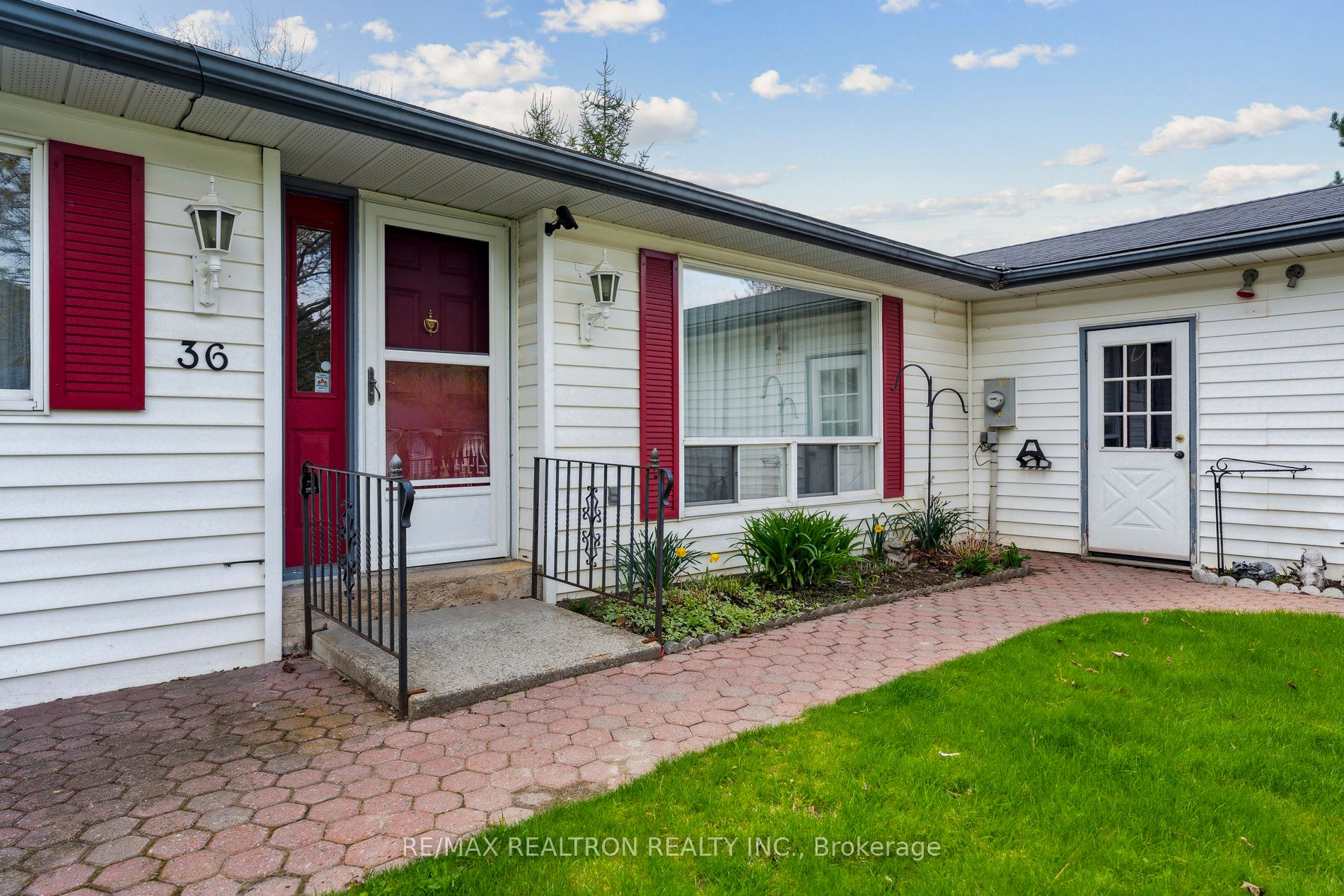 36 Tecumseth Pines Drive Property Photo 4