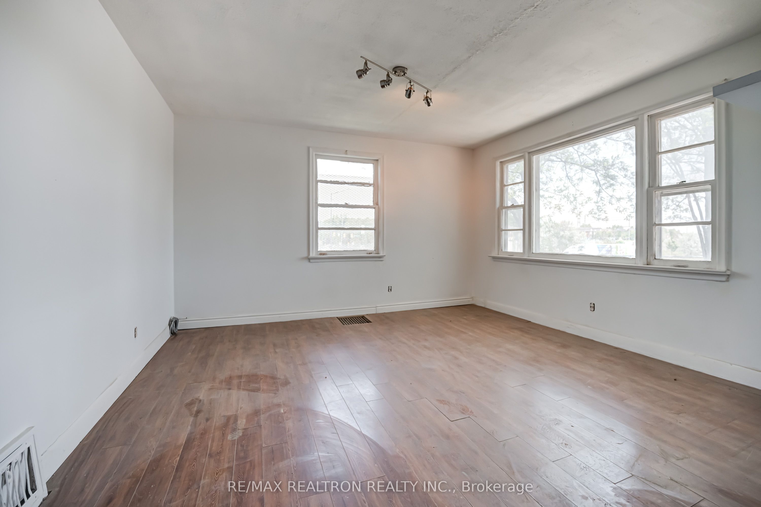 17440 Bathurst Street Property Photo 20
