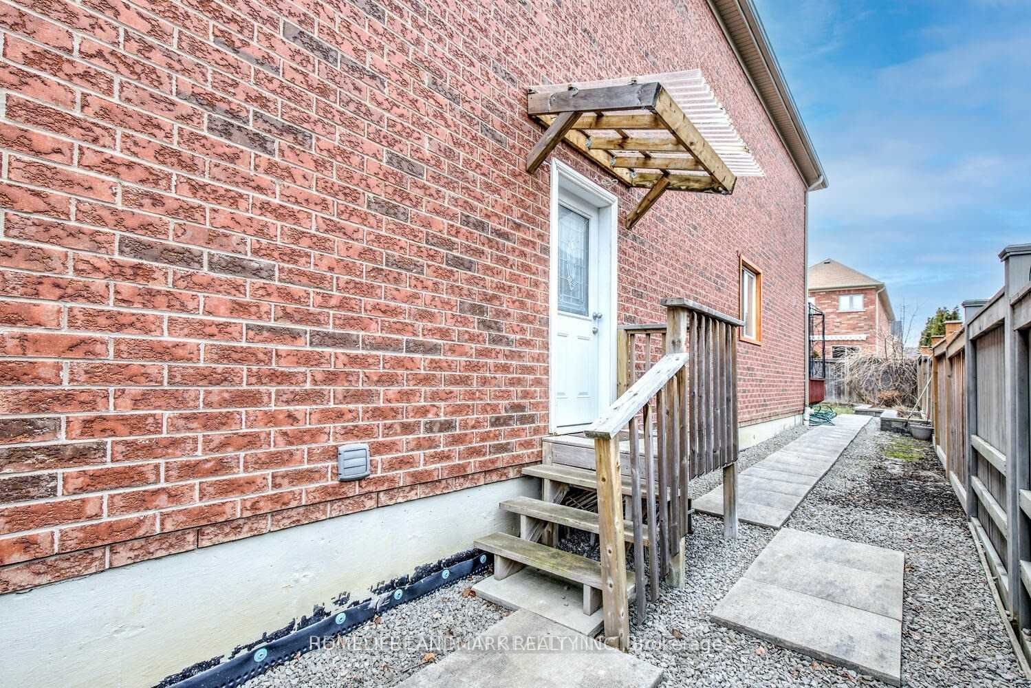 404 Lady Nadia Drive E Property Photo 29