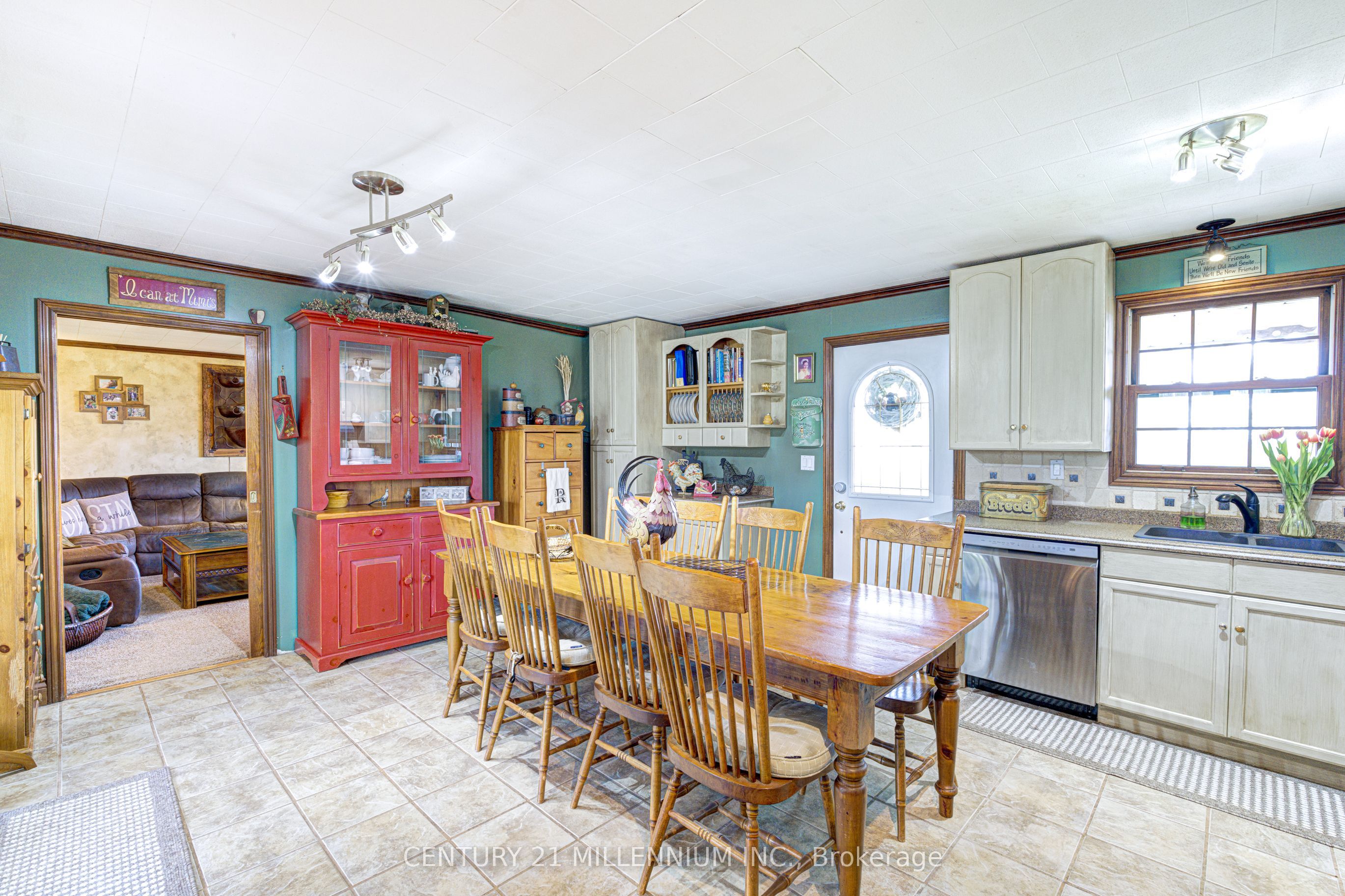 6046 3rd Line Property Photo 11