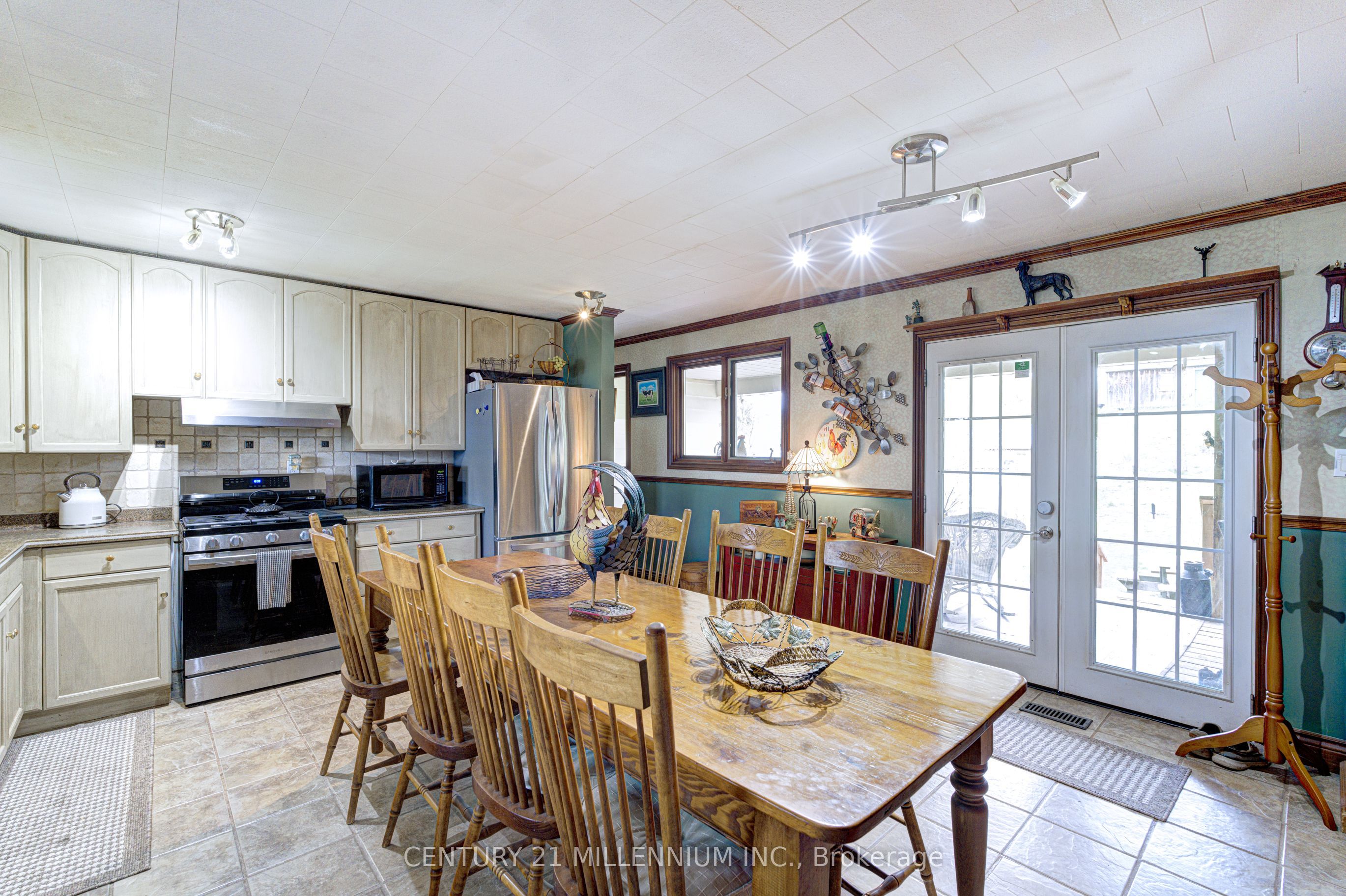 6046 3rd Line Property Photo 12