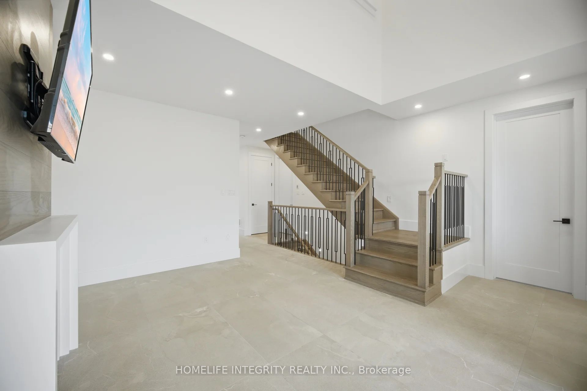 68 Kiernan Crescent N Property Photo 8